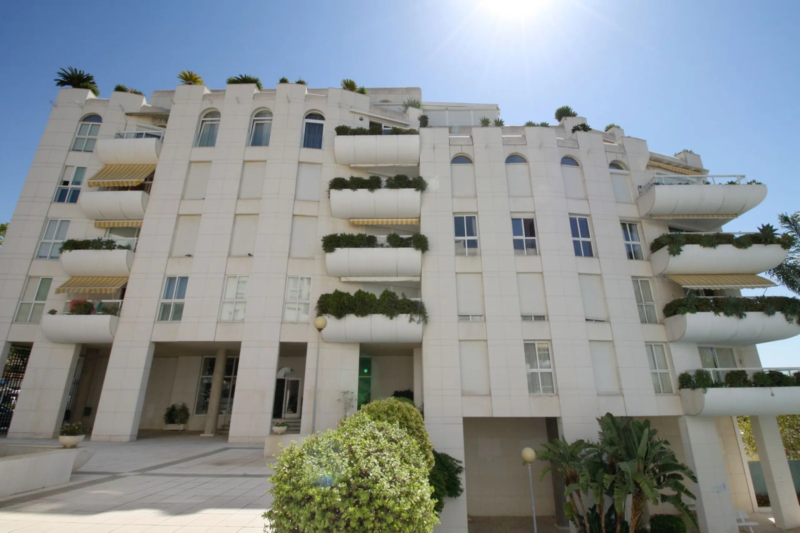 We present an apartment in a residential complex, La Zambomba, located on the beachfront