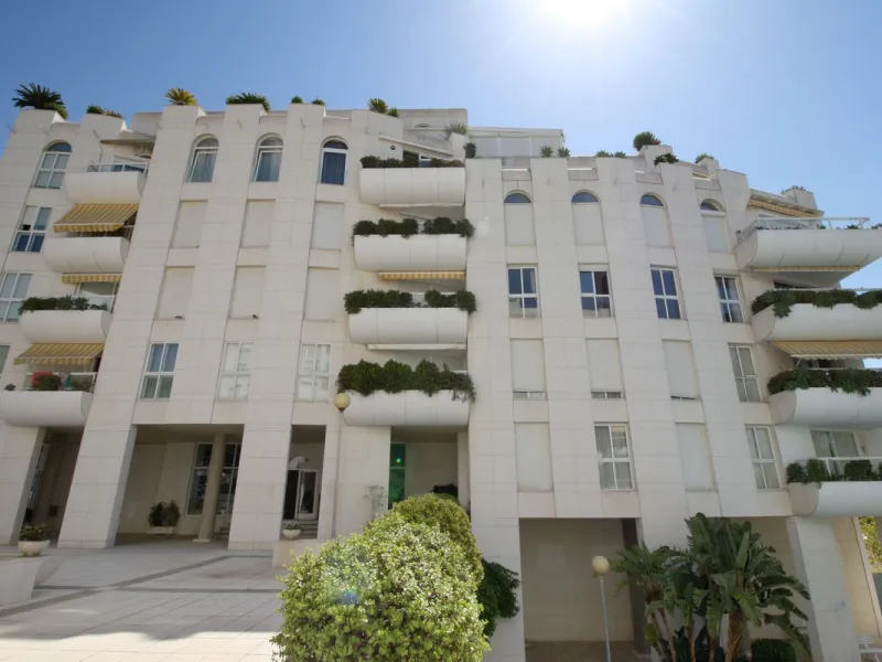 We present an apartment in a residential complex, La Zambomba, located on the beachfront