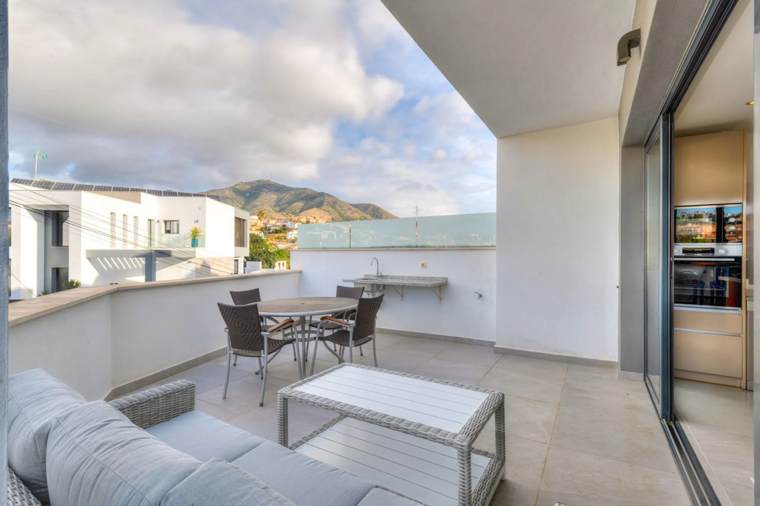 House - Townhouse в продаже в Fuengirola, Málaga. В доме 3 спален и 4 ванных комнат. Площадь дома 214 м²