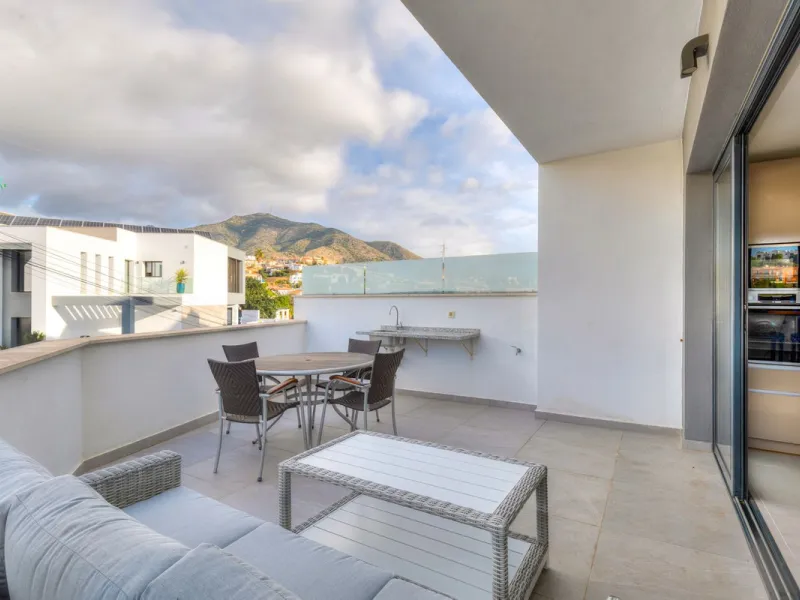 House - Townhouse в продаже в Fuengirola, Málaga. В доме 3 спален и 4 ванных комнат. Площадь дома 214 м²
