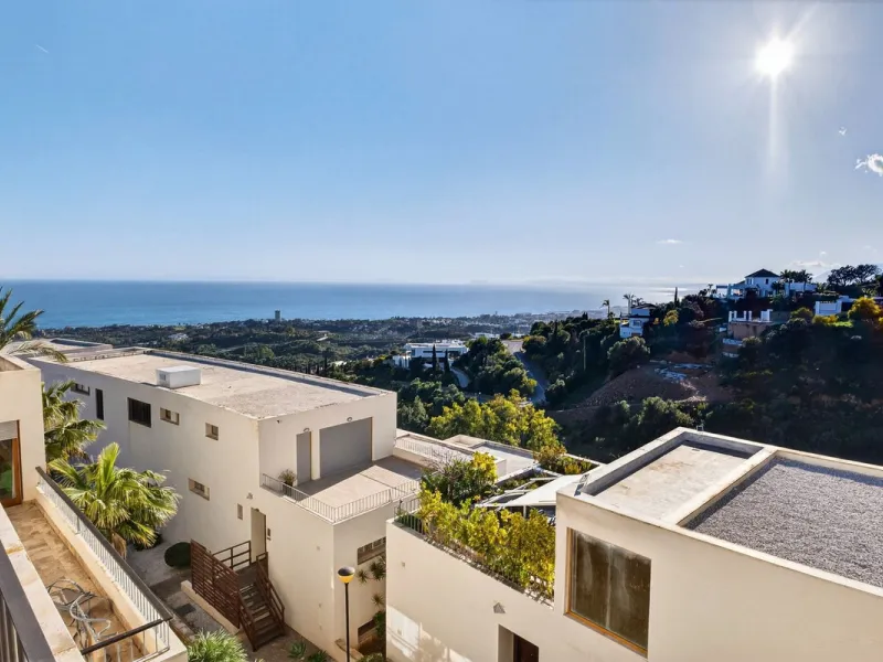 Penthouse with Sea & Mountain Views – Lomas de los Monteros, Marbella
