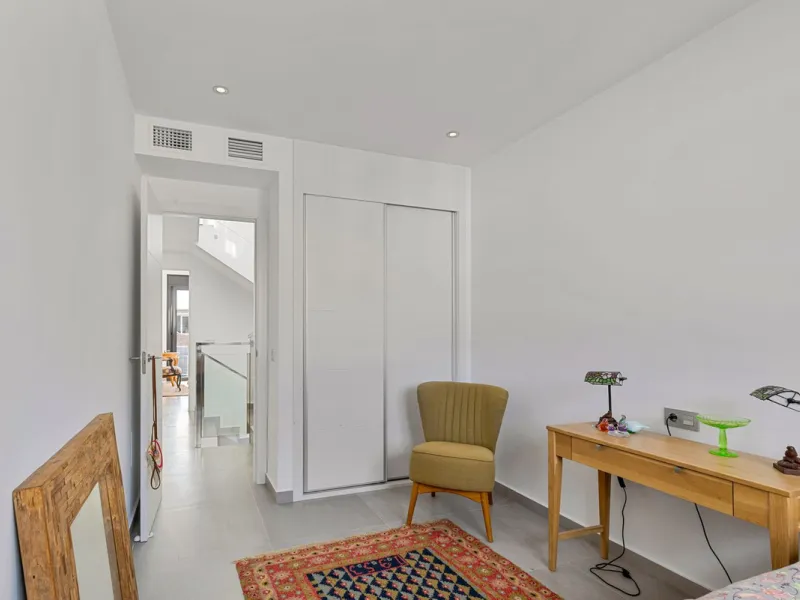House - Townhouse в продаже в Fuengirola, Málaga. В доме 3 спален и 4 ванных комнат. Площадь дома 214 м²