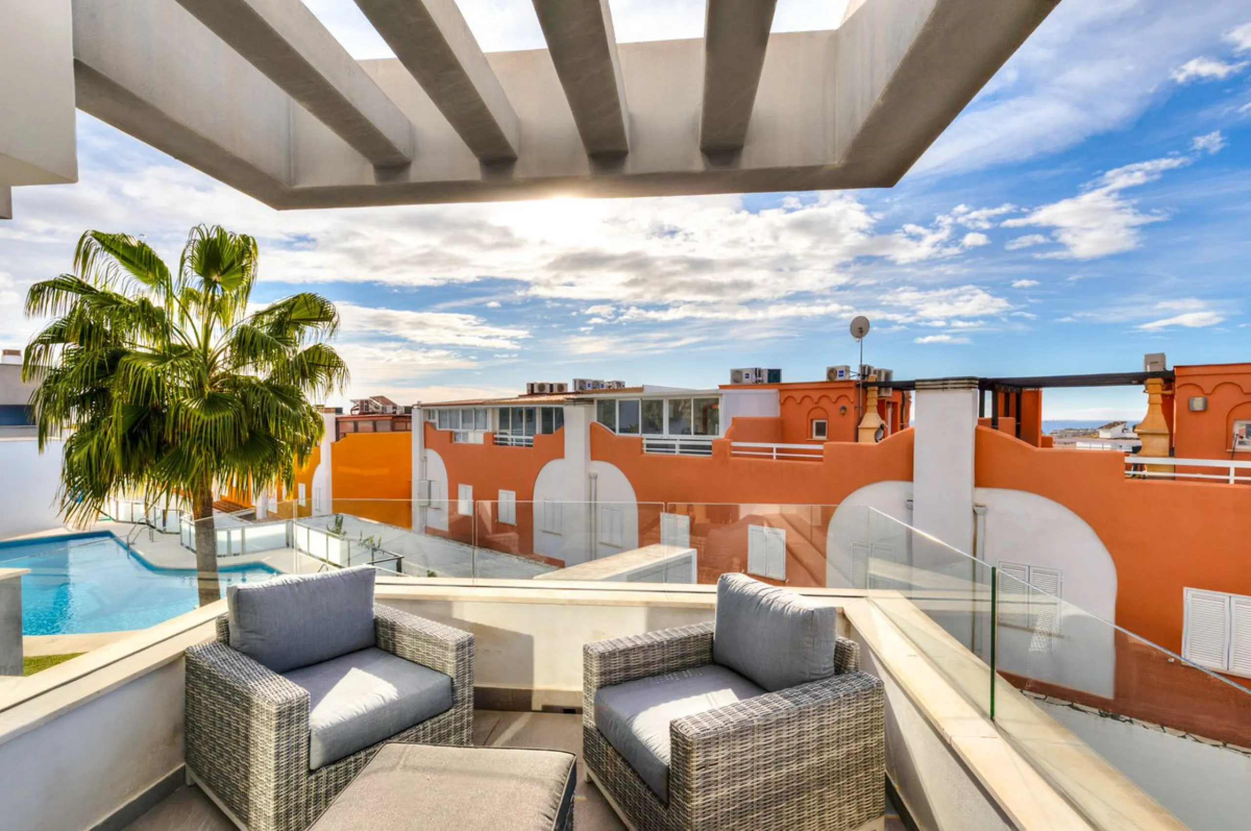 House - Townhouse в продаже в Fuengirola, Málaga. В доме 3 спален и 4 ванных комнат. Площадь дома 214 м²