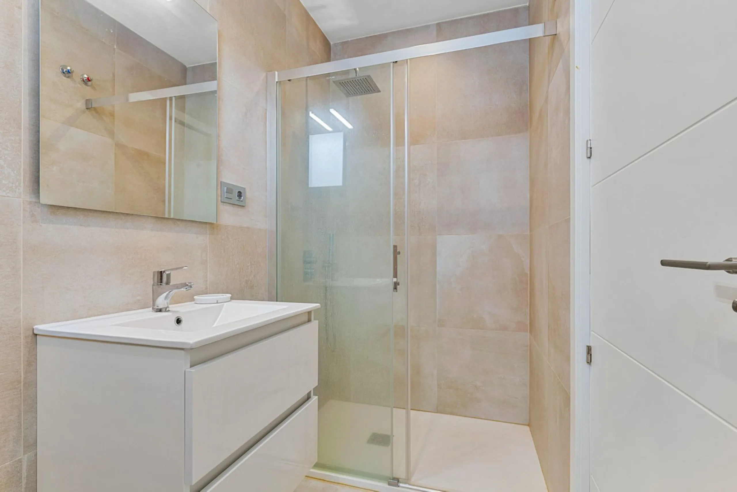 House - Townhouse в продаже в Fuengirola, Málaga. В доме 3 спален и 4 ванных комнат. Площадь дома 214 м²