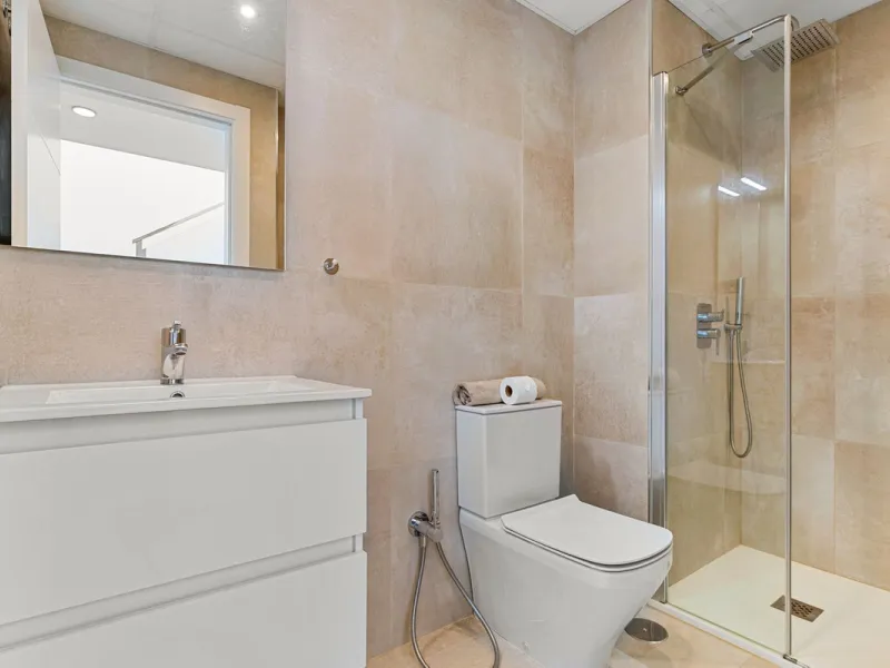 House - Townhouse в продаже в Fuengirola, Málaga. В доме 3 спален и 4 ванных комнат. Площадь дома 214 м²