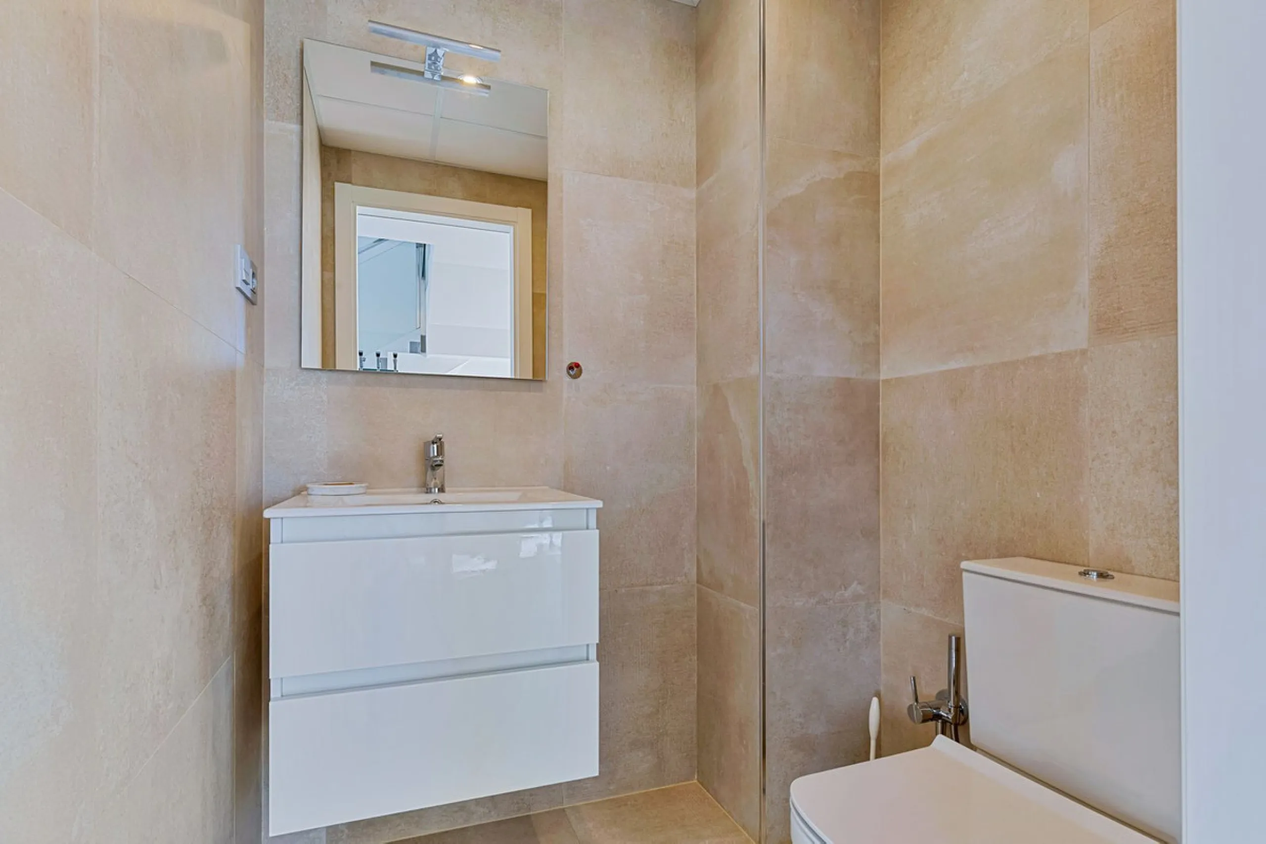 House - Townhouse в продаже в Fuengirola, Málaga. В доме 3 спален и 4 ванных комнат. Площадь дома 214 м²
