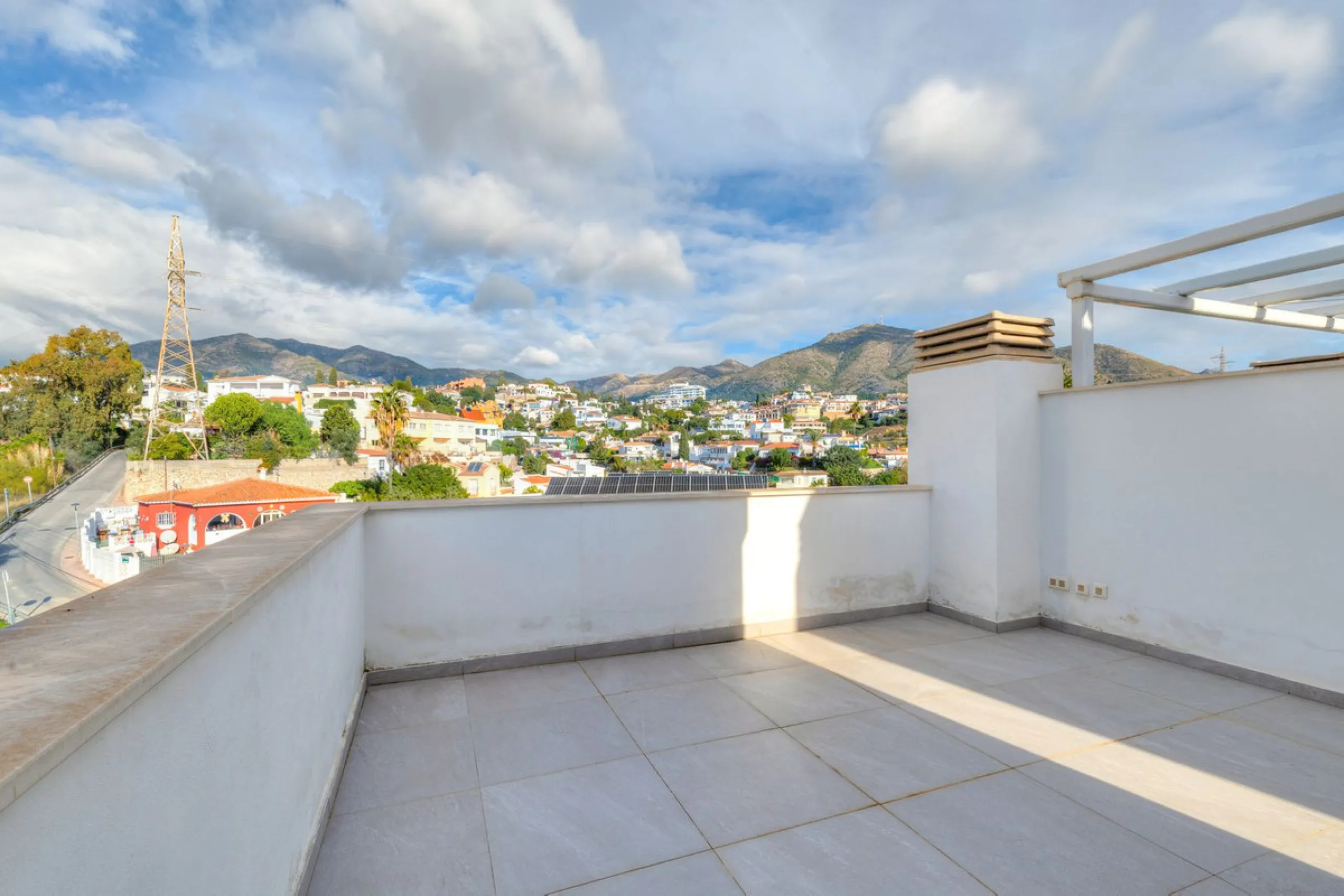 House - Townhouse в продаже в Fuengirola, Málaga. В доме 3 спален и 4 ванных комнат. Площадь дома 214 м²