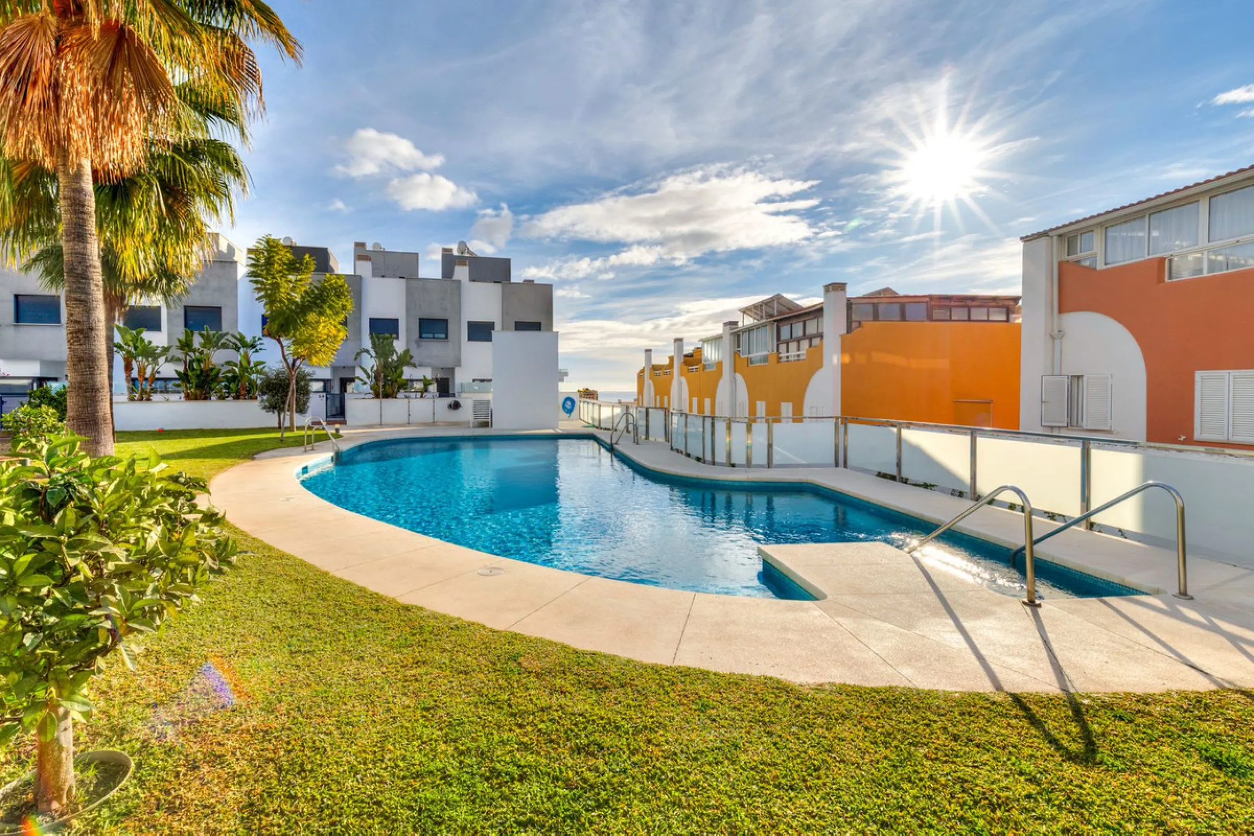 House - Townhouse в продаже в Fuengirola, Málaga. В доме 3 спален и 4 ванных комнат. Площадь дома 214 м²
