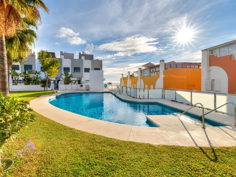 House - Townhouse в продаже в Fuengirola, Málaga. В доме 3 спален и 4 ванных комнат. Площадь дома 214 м²