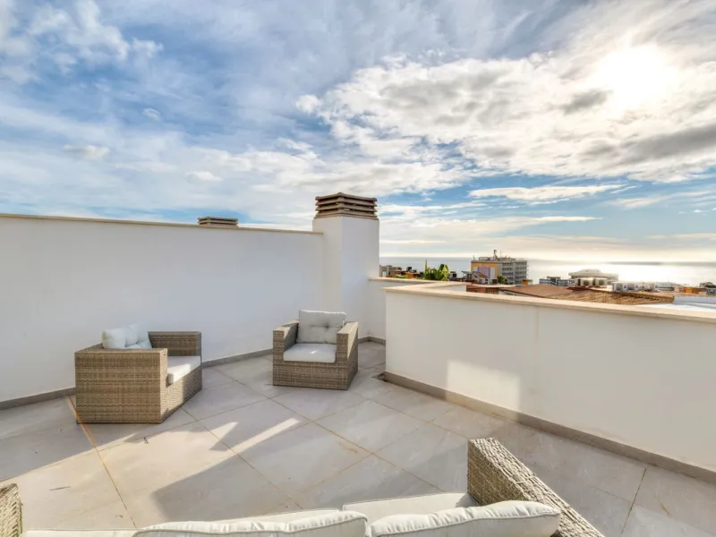 House - Townhouse в продаже в Fuengirola, Málaga. В доме 3 спален и 4 ванных комнат. Площадь дома 214 м²