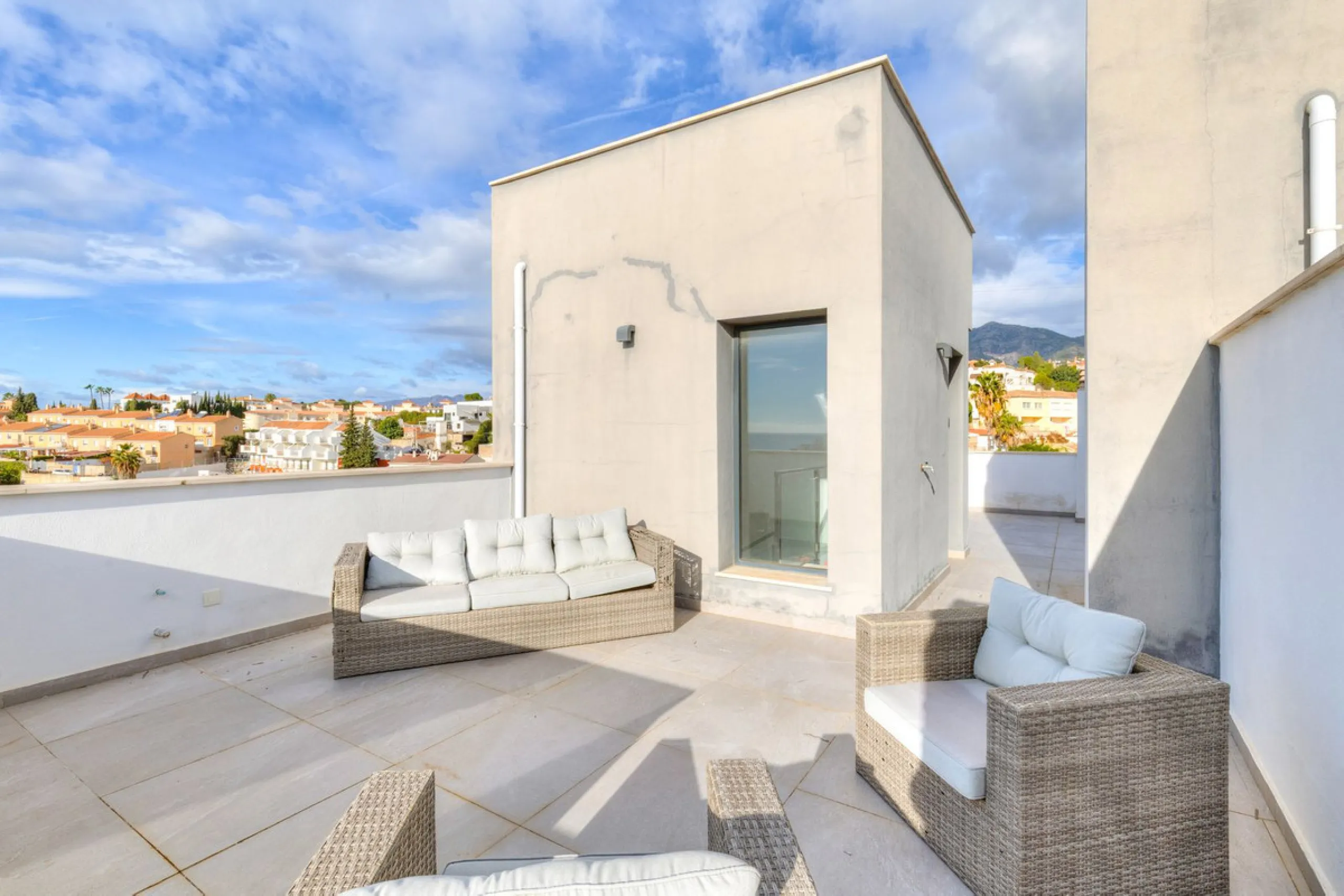 House - Townhouse в продаже в Fuengirola, Málaga. В доме 3 спален и 4 ванных комнат. Площадь дома 214 м²