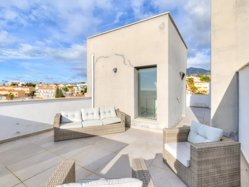House - Townhouse в продаже в Fuengirola, Málaga. В доме 3 спален и 4 ванных комнат. Площадь дома 214 м²