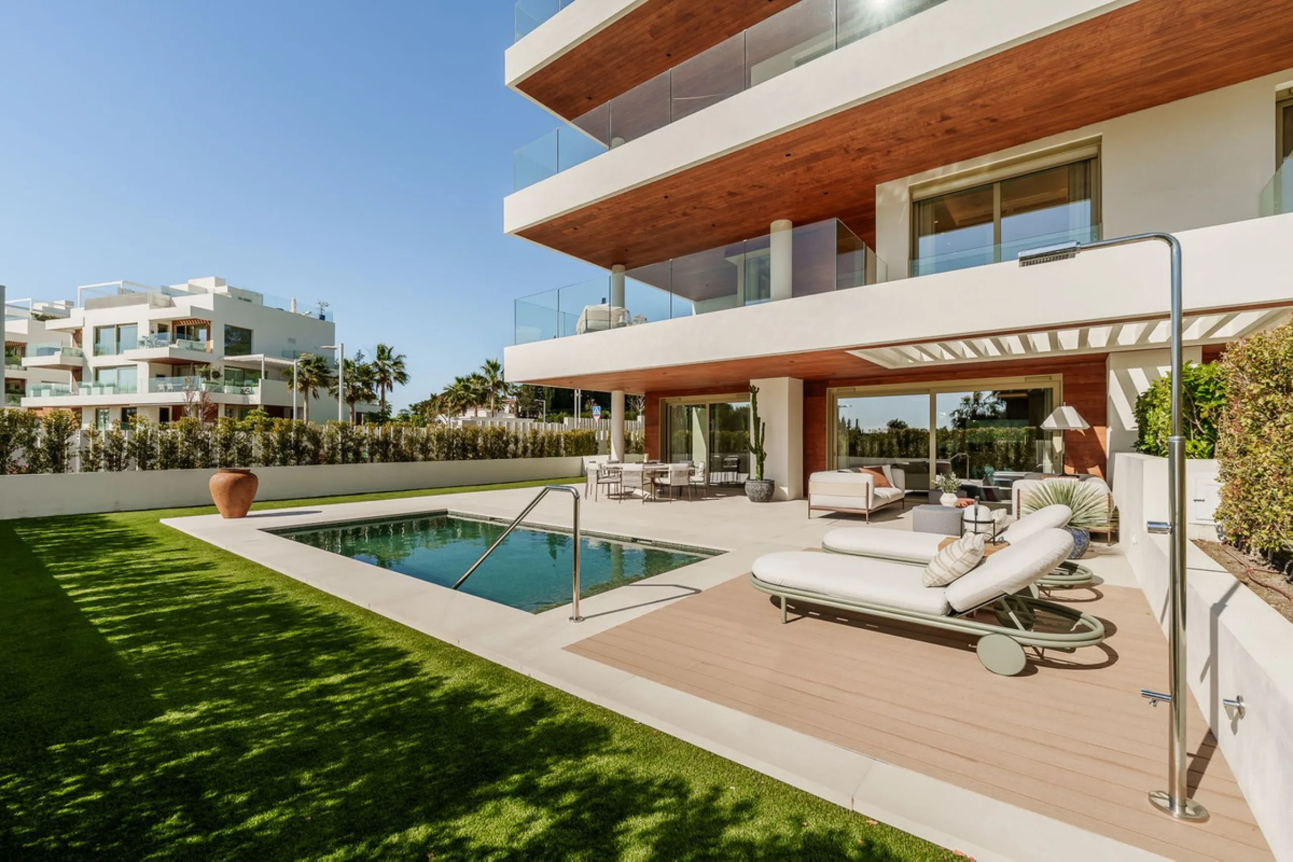 Apartment - Ground Floor Apartment в продаже в Marbella, Málaga. В доме 4 спален и 4 ванных комнат. Площадь дома 417 м². Площадь участка 157 м²