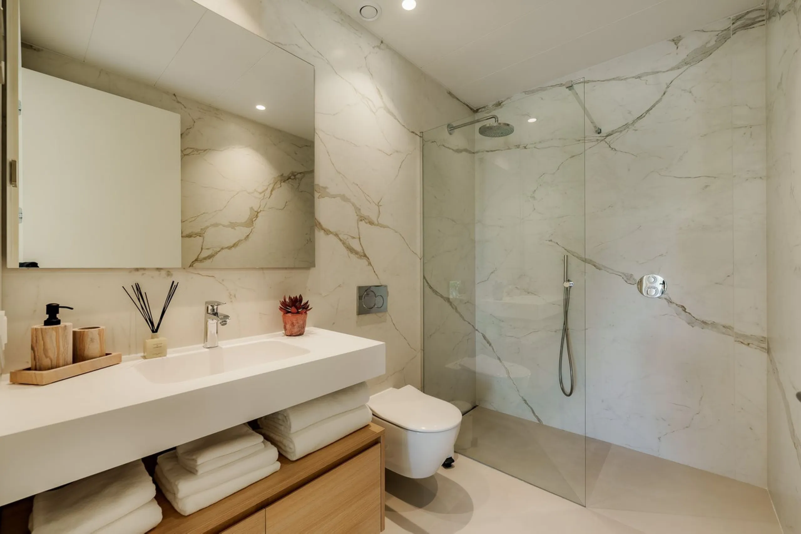 Apartment - Ground Floor Apartment в продаже в Marbella, Málaga. В доме 4 спален и 4 ванных комнат. Площадь дома 417 м². Площадь участка 157 м²