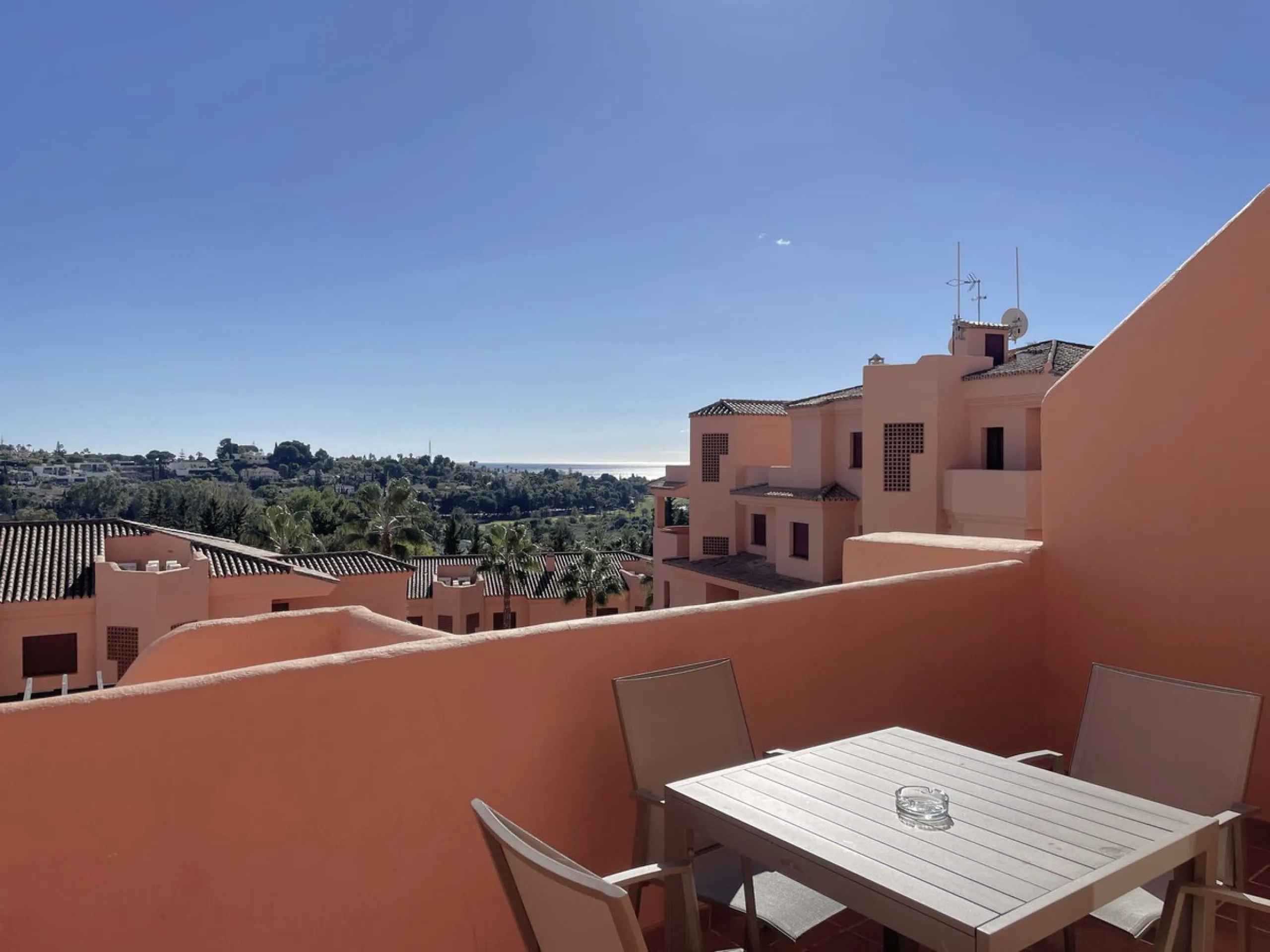 Beautiful, fully furnished  2 Bed 2 Bath apartment with Panoramic views of La Concha Mountain, El Paraíso Golf Course and the Mediterranean Sea.