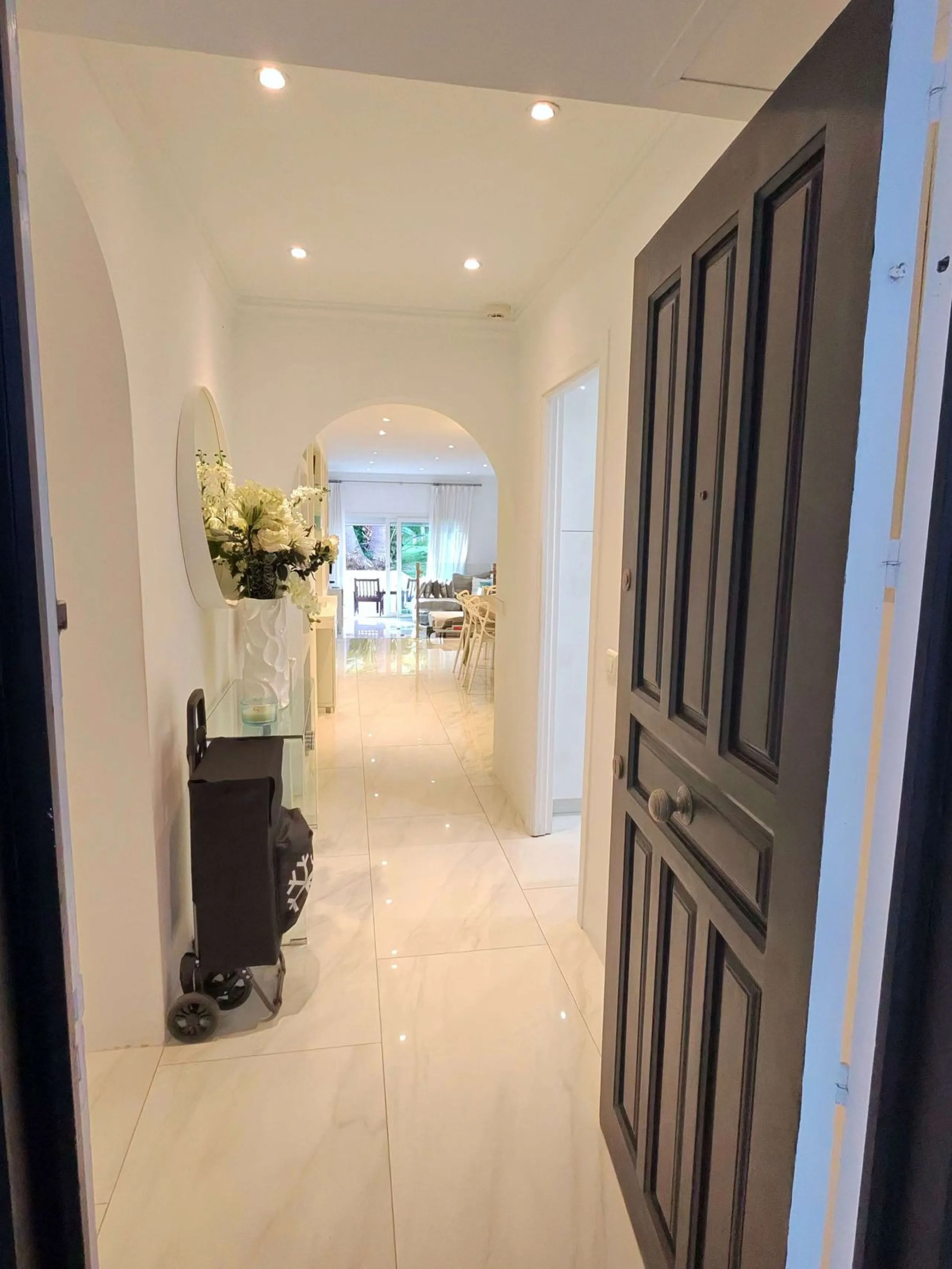 Set within the exclusive Jardines de las Fuente residential enclave in the heart of Puerto Banús, this apartment embodies contemporary elegance designed for those seeking a refined home in one of Europe's most coveted coastal destinations. With 135 square