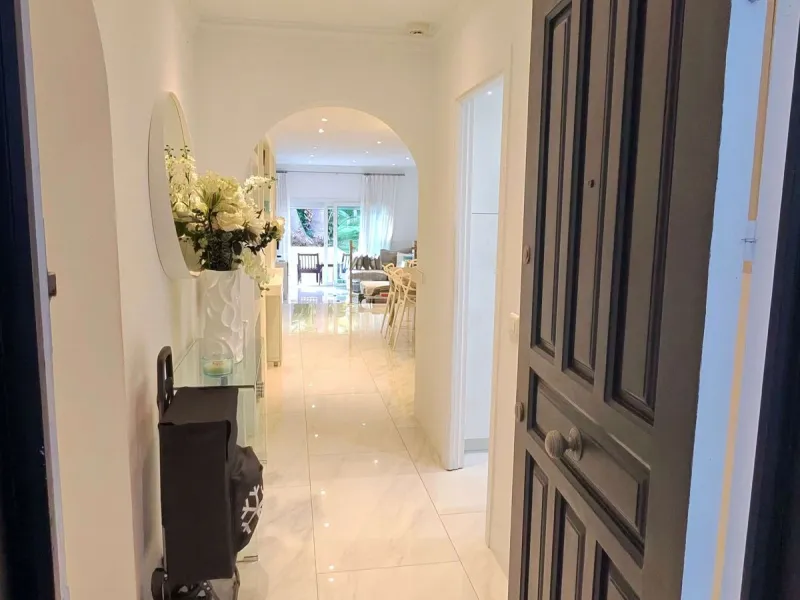 Set within the exclusive Jardines de las Fuente residential enclave in the heart of Puerto Banús, this apartment embodies contemporary elegance designed for those seeking a refined home in one of Europe's most coveted coastal destinations. With 135 square