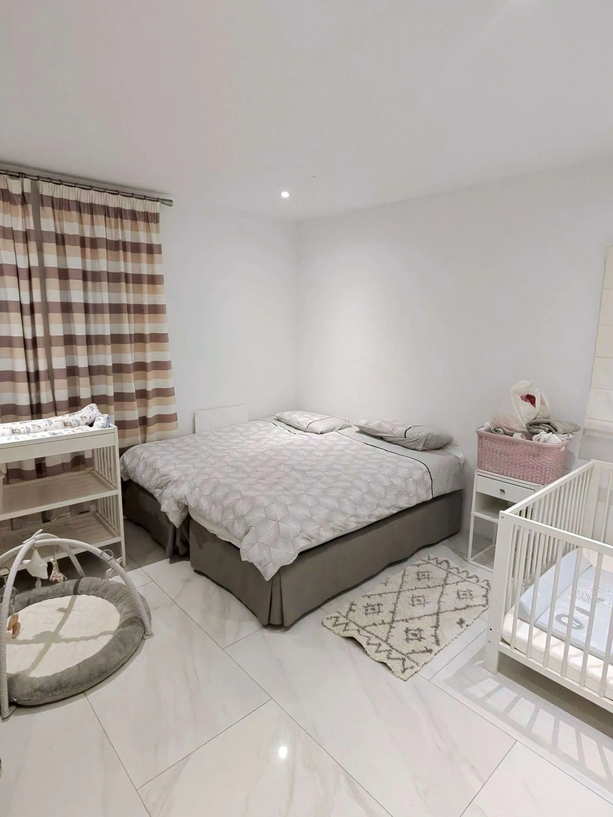 Set within the exclusive Jardines de las Fuente residential enclave in the heart of Puerto Banús, this apartment embodies contemporary elegance designed for those seeking a refined home in one of Europe's most coveted coastal destinations. With 135 square
