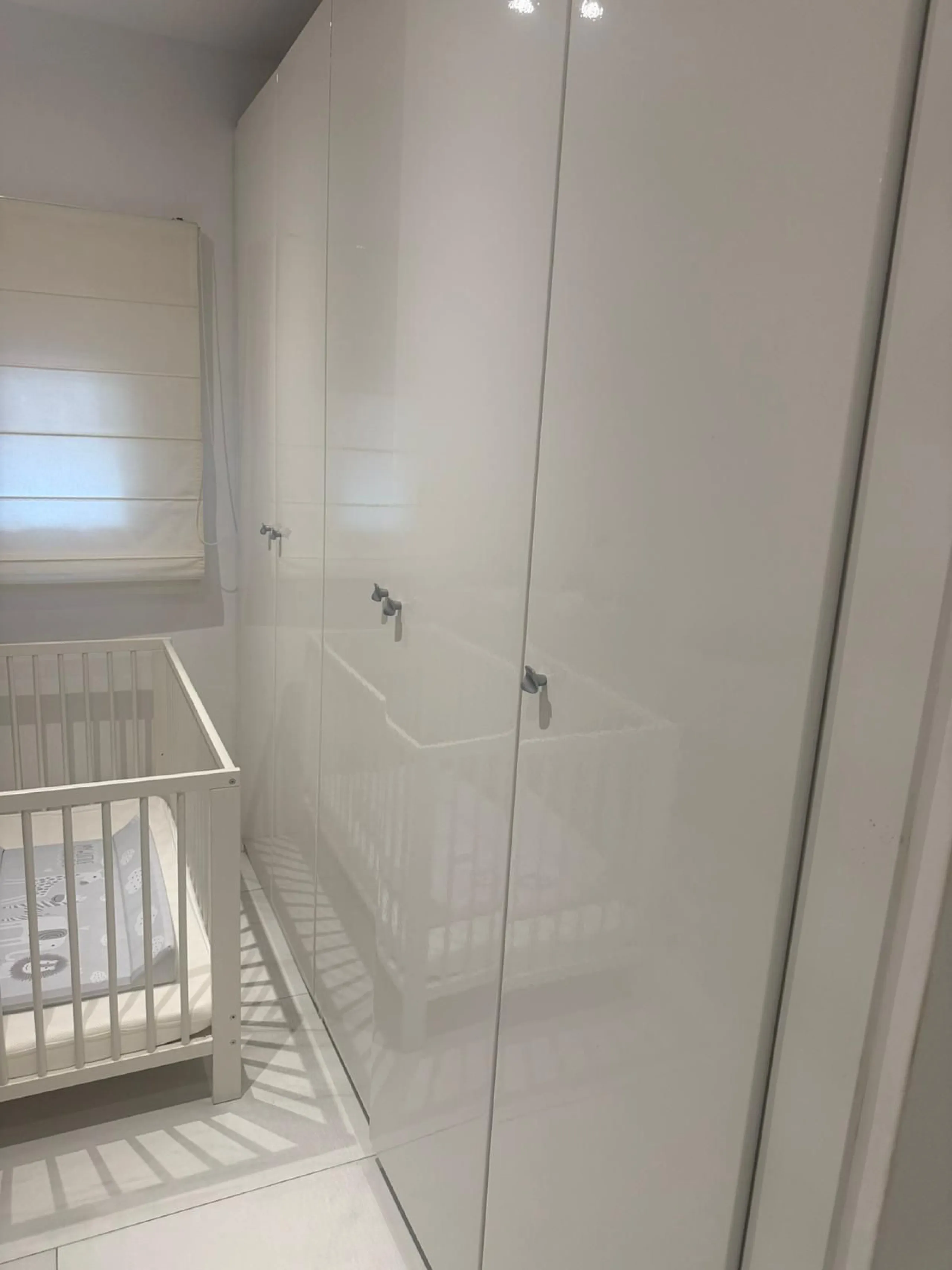 Set within the exclusive Jardines de las Fuente residential enclave in the heart of Puerto Banús, this apartment embodies contemporary elegance designed for those seeking a refined home in one of Europe's most coveted coastal destinations. With 135 square