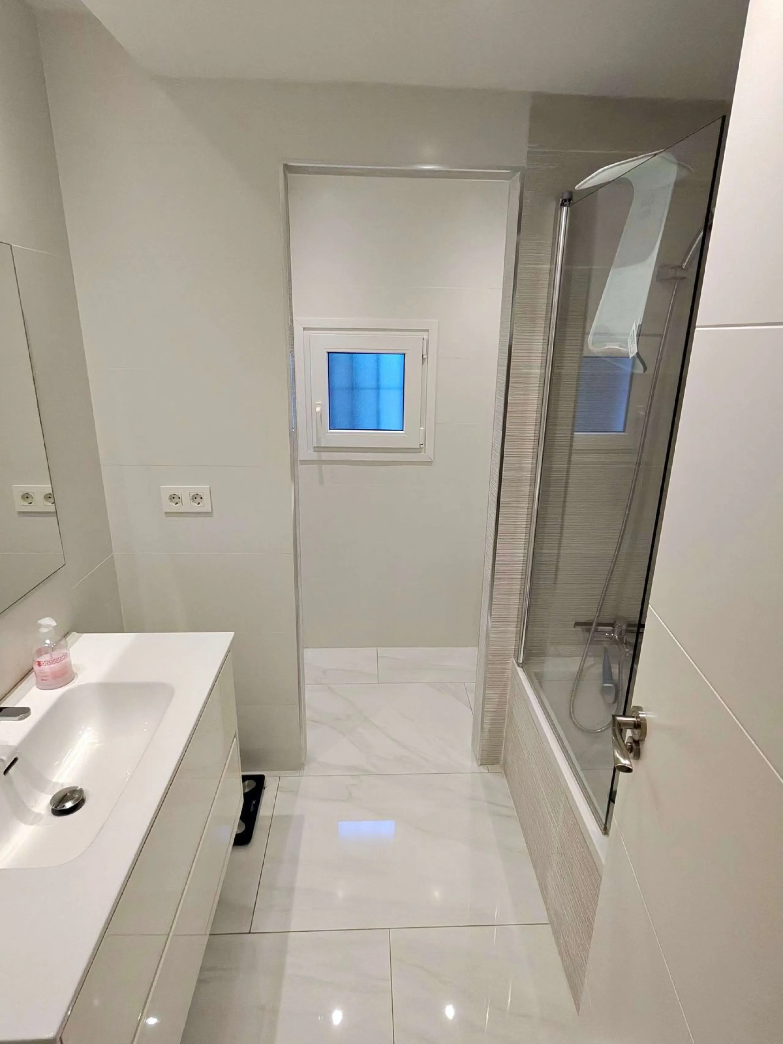 Set within the exclusive Jardines de las Fuente residential enclave in the heart of Puerto Banús, this apartment embodies contemporary elegance designed for those seeking a refined home in one of Europe's most coveted coastal destinations. With 135 square