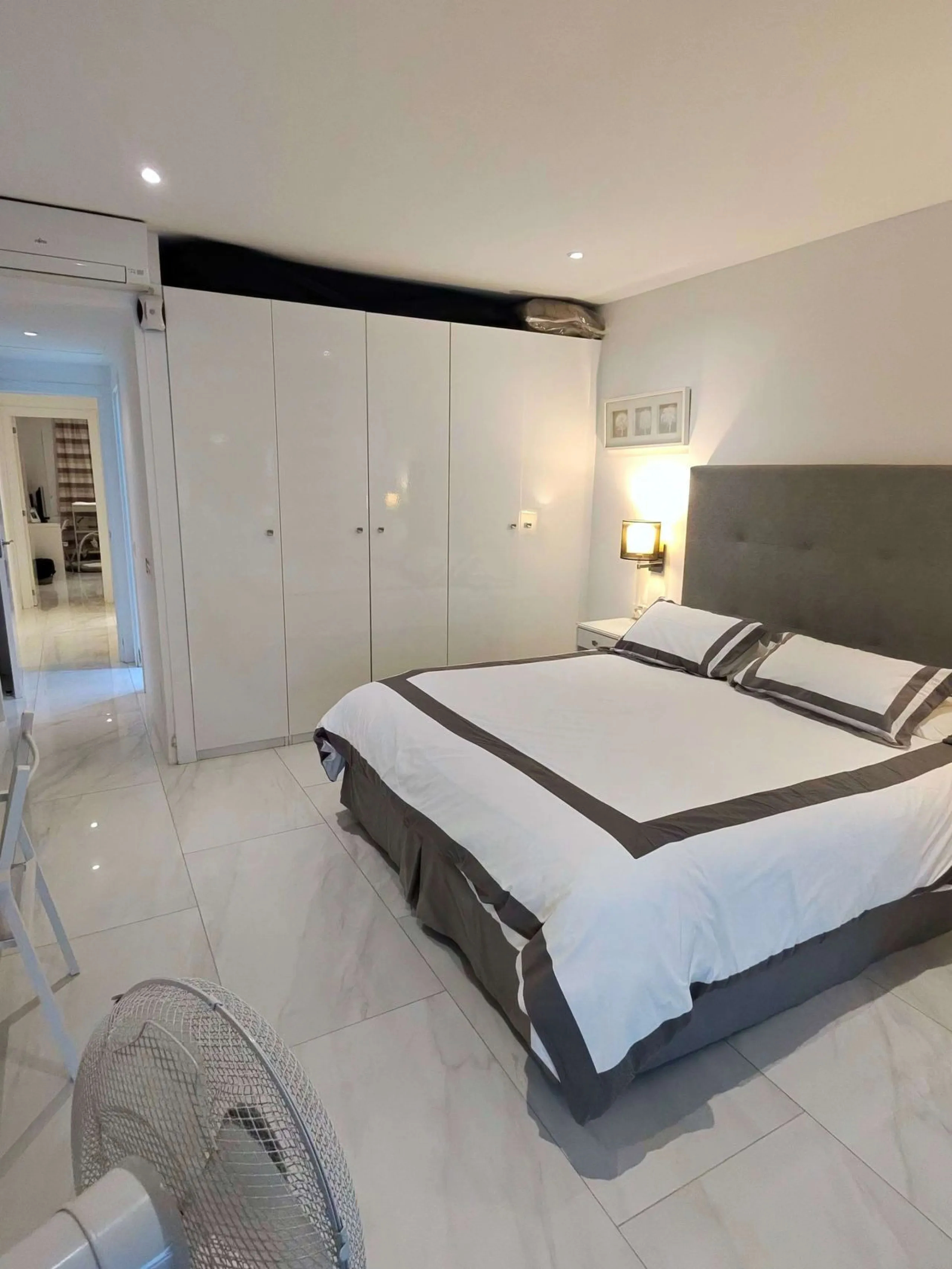 Set within the exclusive Jardines de las Fuente residential enclave in the heart of Puerto Banús, this apartment embodies contemporary elegance designed for those seeking a refined home in one of Europe's most coveted coastal destinations. With 135 square
