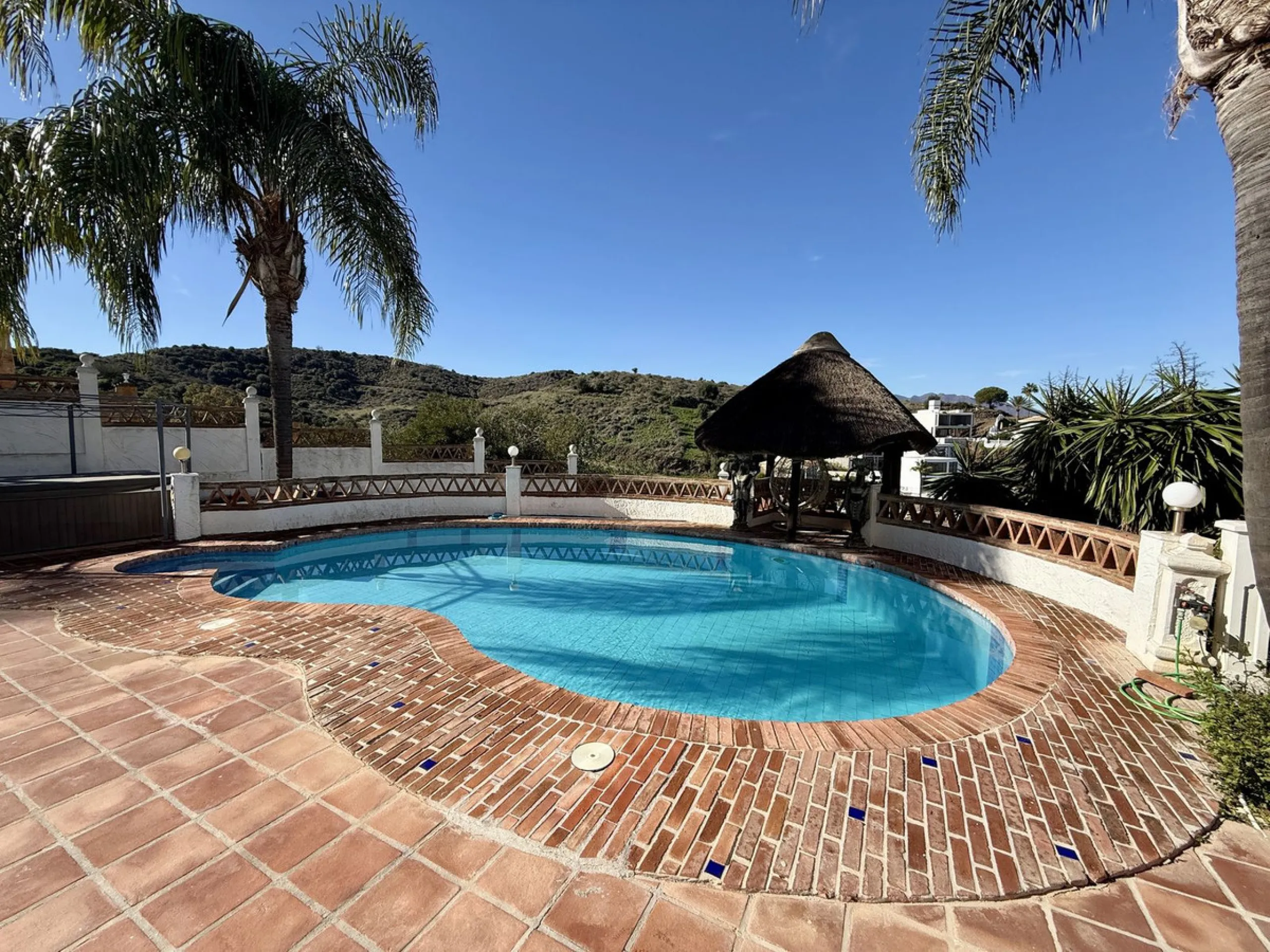 Absolutely Stunning Villa in Cerros de Aguila on a large 897sqm plot with stunning panoramic views of Mijas Pueblo and surrounding countryside. The house is surrounded by plenty of outside spaces for quality outside living.