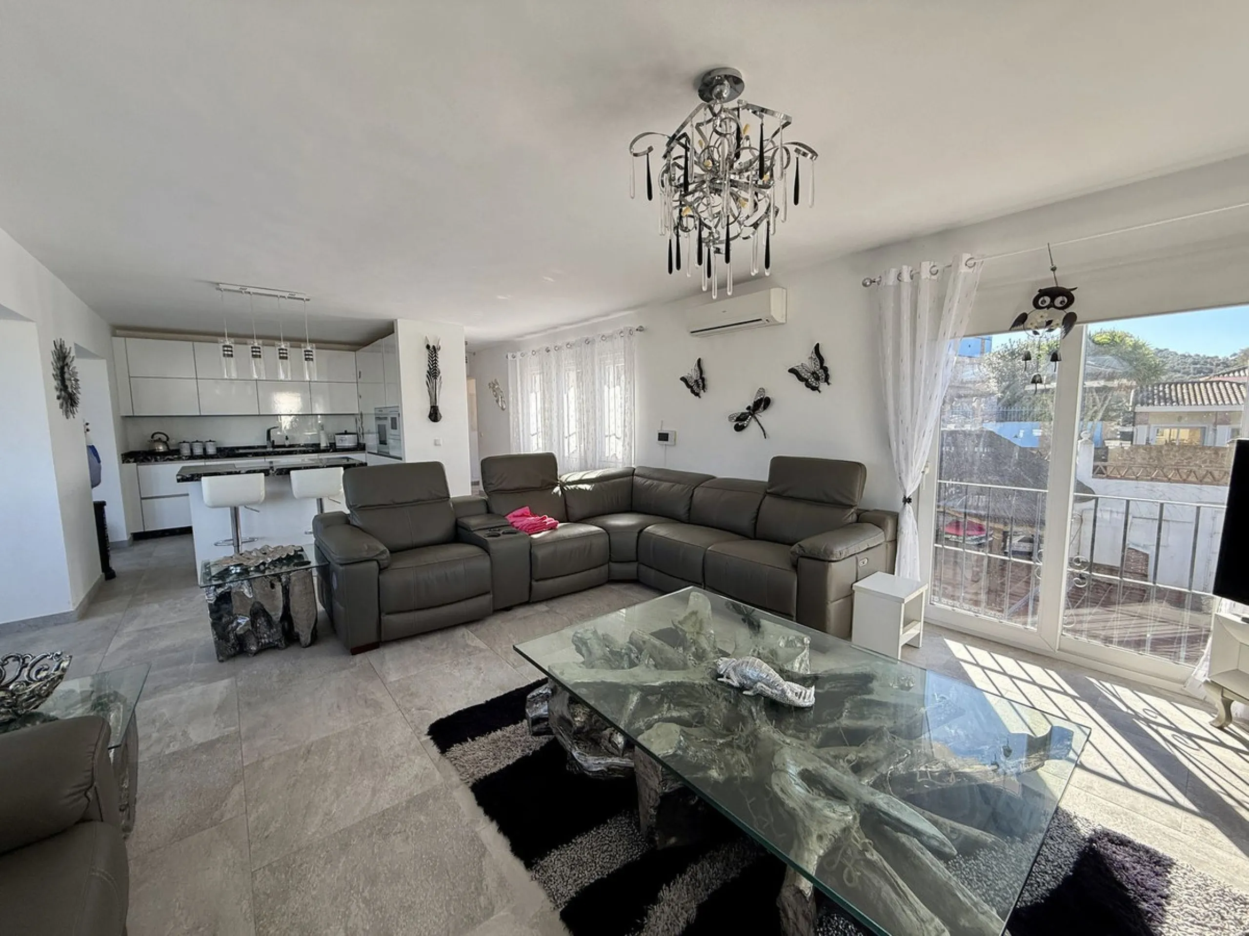 Absolutely Stunning Villa in Cerros de Aguila on a large 897sqm plot with stunning panoramic views of Mijas Pueblo and surrounding countryside. The house is surrounded by plenty of outside spaces for quality outside living.