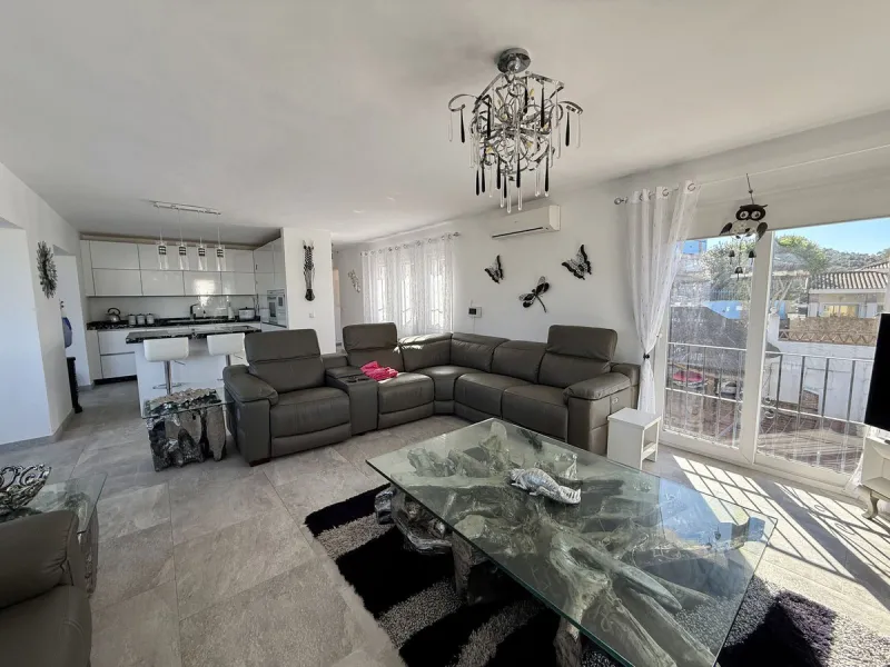 Absolutely Stunning Villa in Cerros de Aguila on a large 897sqm plot with stunning panoramic views of Mijas Pueblo and surrounding countryside. The house is surrounded by plenty of outside spaces for quality outside living.