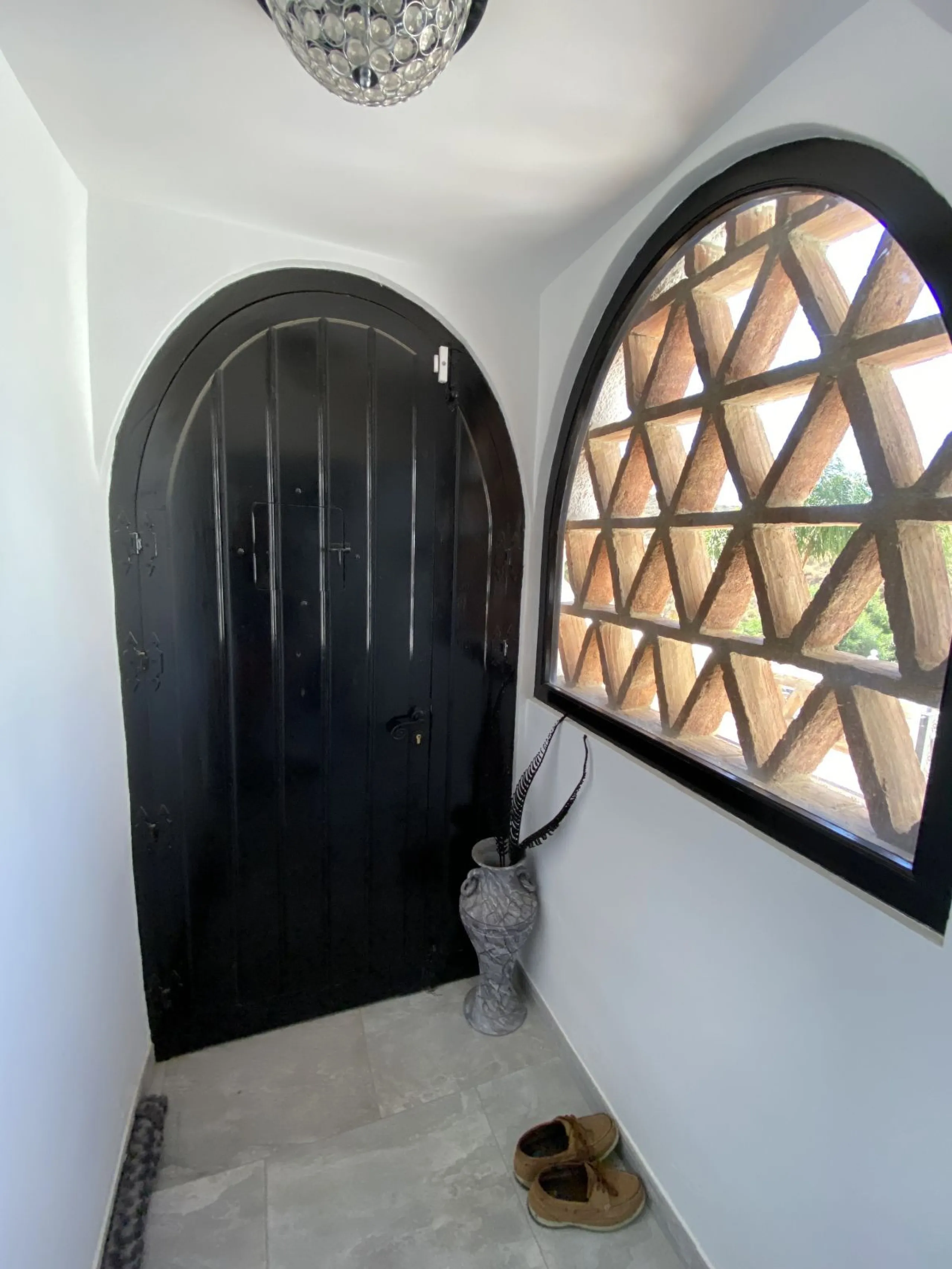Absolutely Stunning Villa in Cerros de Aguila on a large 897sqm plot with stunning panoramic views of Mijas Pueblo and surrounding countryside. The house is surrounded by plenty of outside spaces for quality outside living.