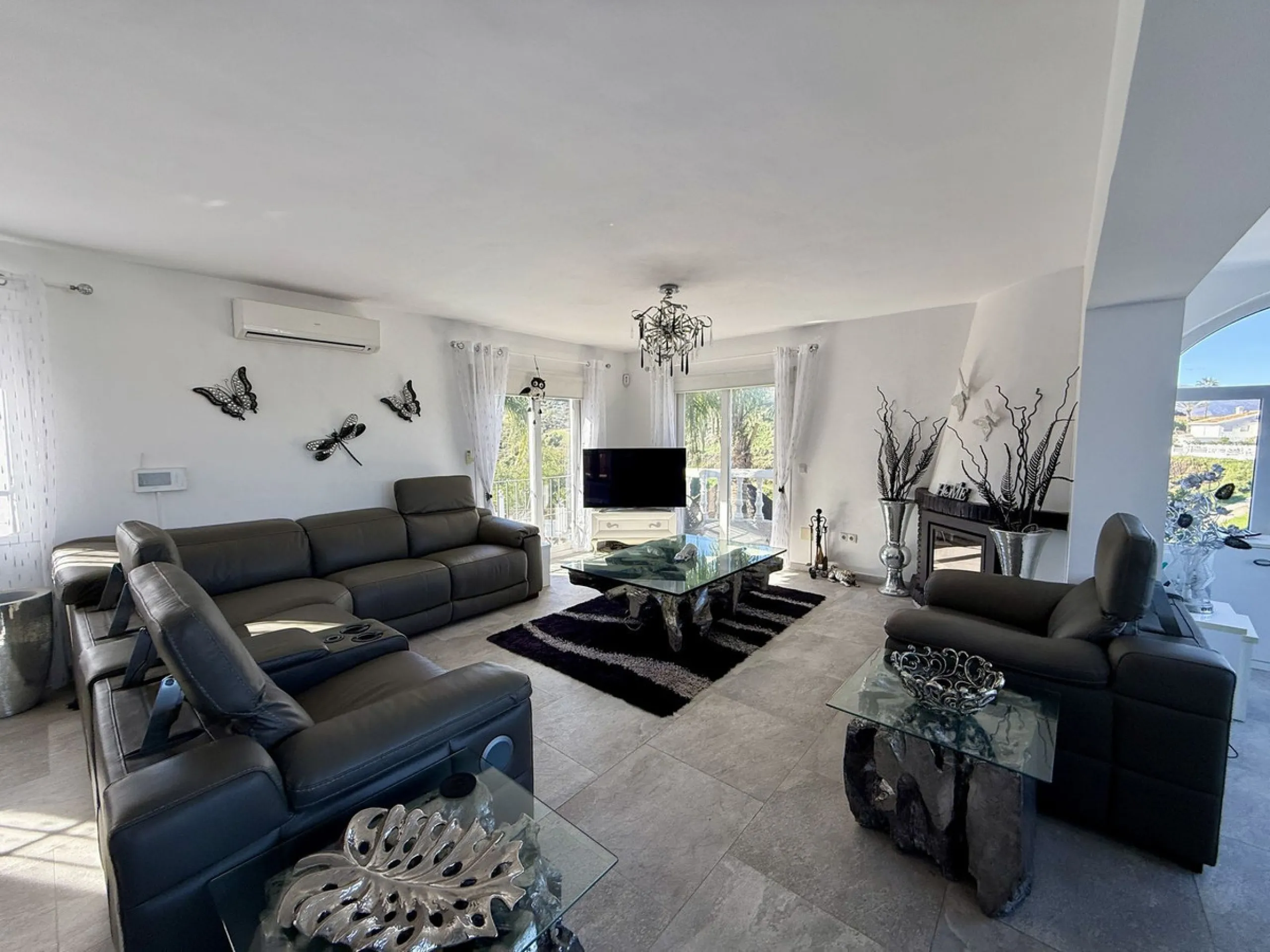 Absolutely Stunning Villa in Cerros de Aguila on a large 897sqm plot with stunning panoramic views of Mijas Pueblo and surrounding countryside. The house is surrounded by plenty of outside spaces for quality outside living.