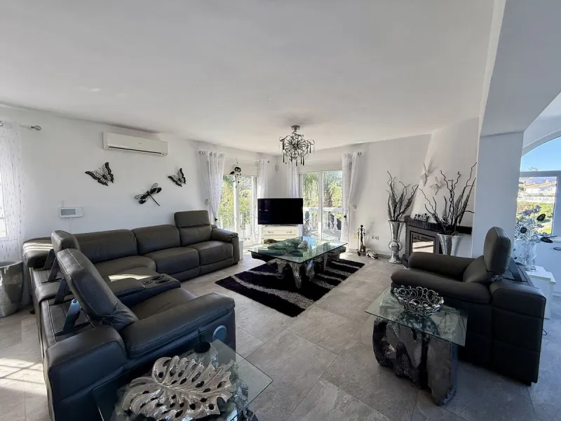Absolutely Stunning Villa in Cerros de Aguila on a large 897sqm plot with stunning panoramic views of Mijas Pueblo and surrounding countryside. The house is surrounded by plenty of outside spaces for quality outside living.