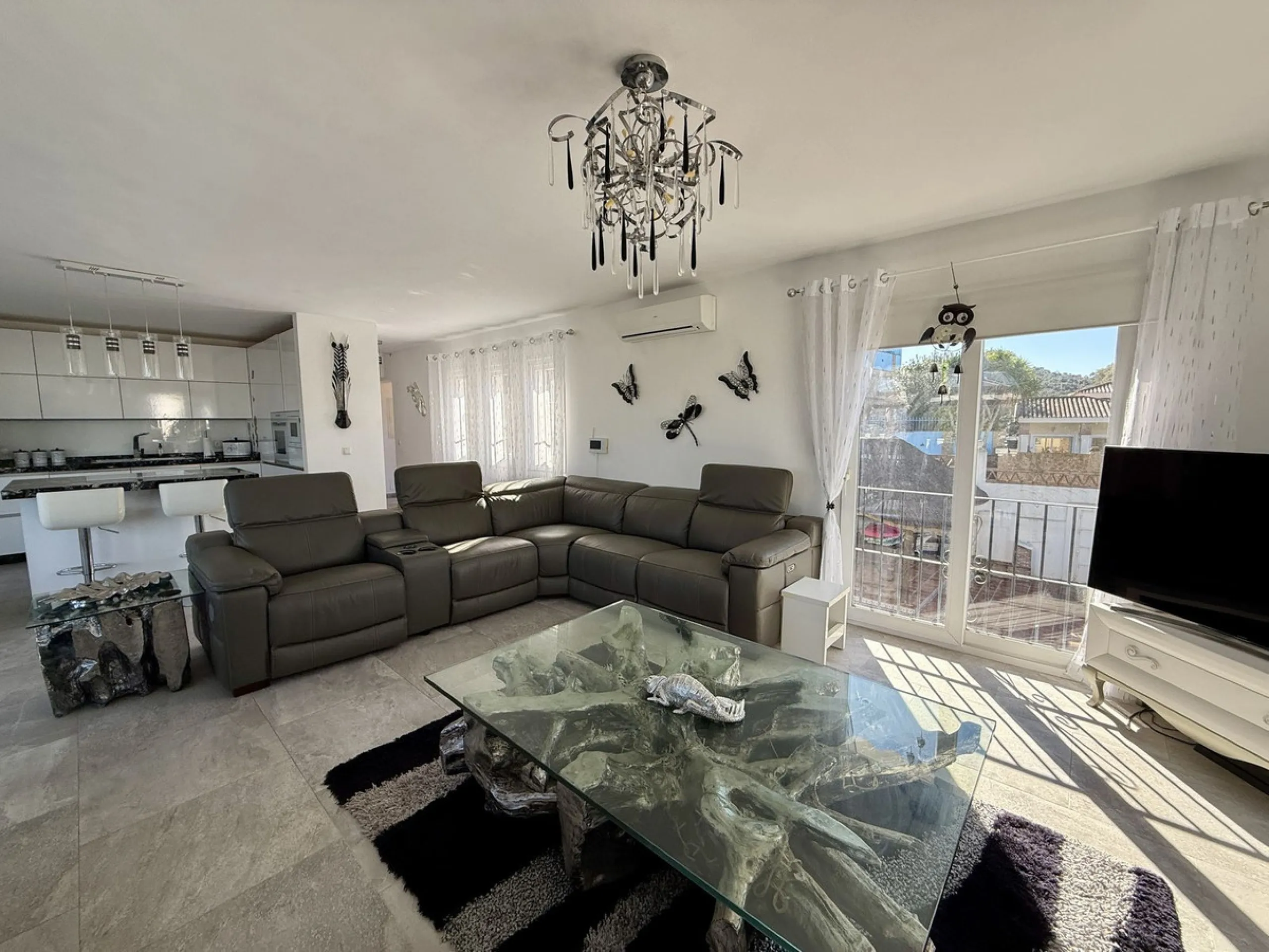 Absolutely Stunning Villa in Cerros de Aguila on a large 897sqm plot with stunning panoramic views of Mijas Pueblo and surrounding countryside. The house is surrounded by plenty of outside spaces for quality outside living.