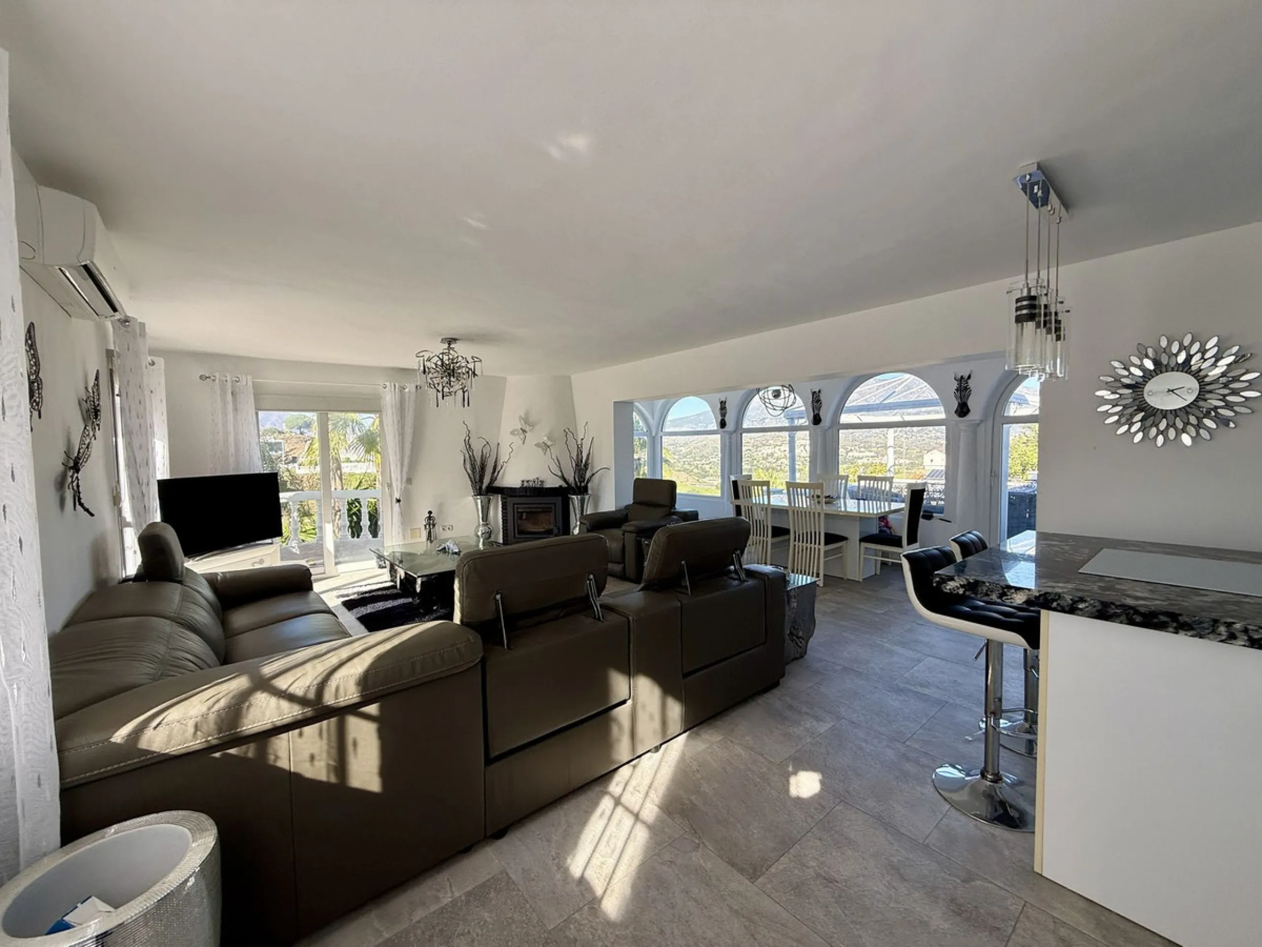 Absolutely Stunning Villa in Cerros de Aguila on a large 897sqm plot with stunning panoramic views of Mijas Pueblo and surrounding countryside. The house is surrounded by plenty of outside spaces for quality outside living.