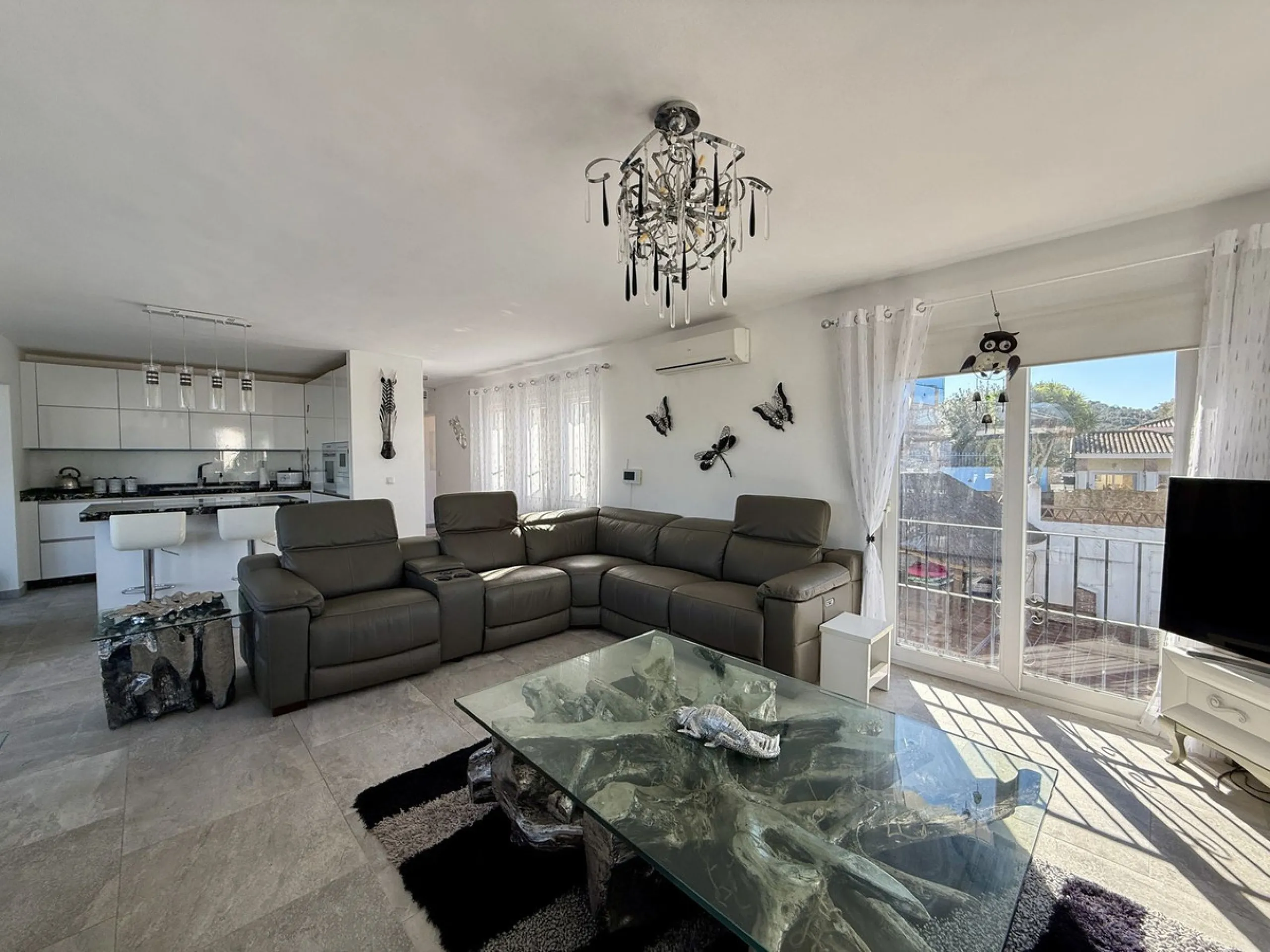 Absolutely Stunning Villa in Cerros de Aguila on a large 897sqm plot with stunning panoramic views of Mijas Pueblo and surrounding countryside. The house is surrounded by plenty of outside spaces for quality outside living.