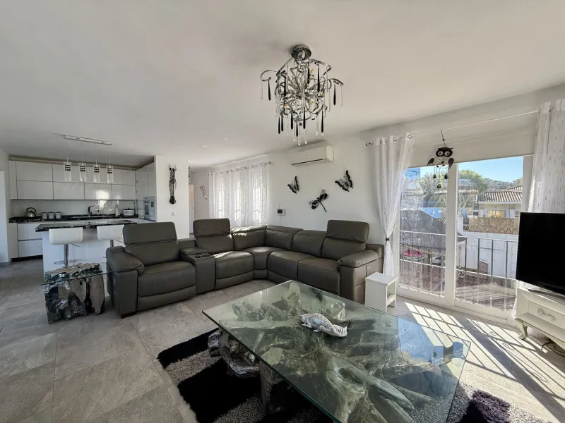Absolutely Stunning Villa in Cerros de Aguila on a large 897sqm plot with stunning panoramic views of Mijas Pueblo and surrounding countryside. The house is surrounded by plenty of outside spaces for quality outside living.