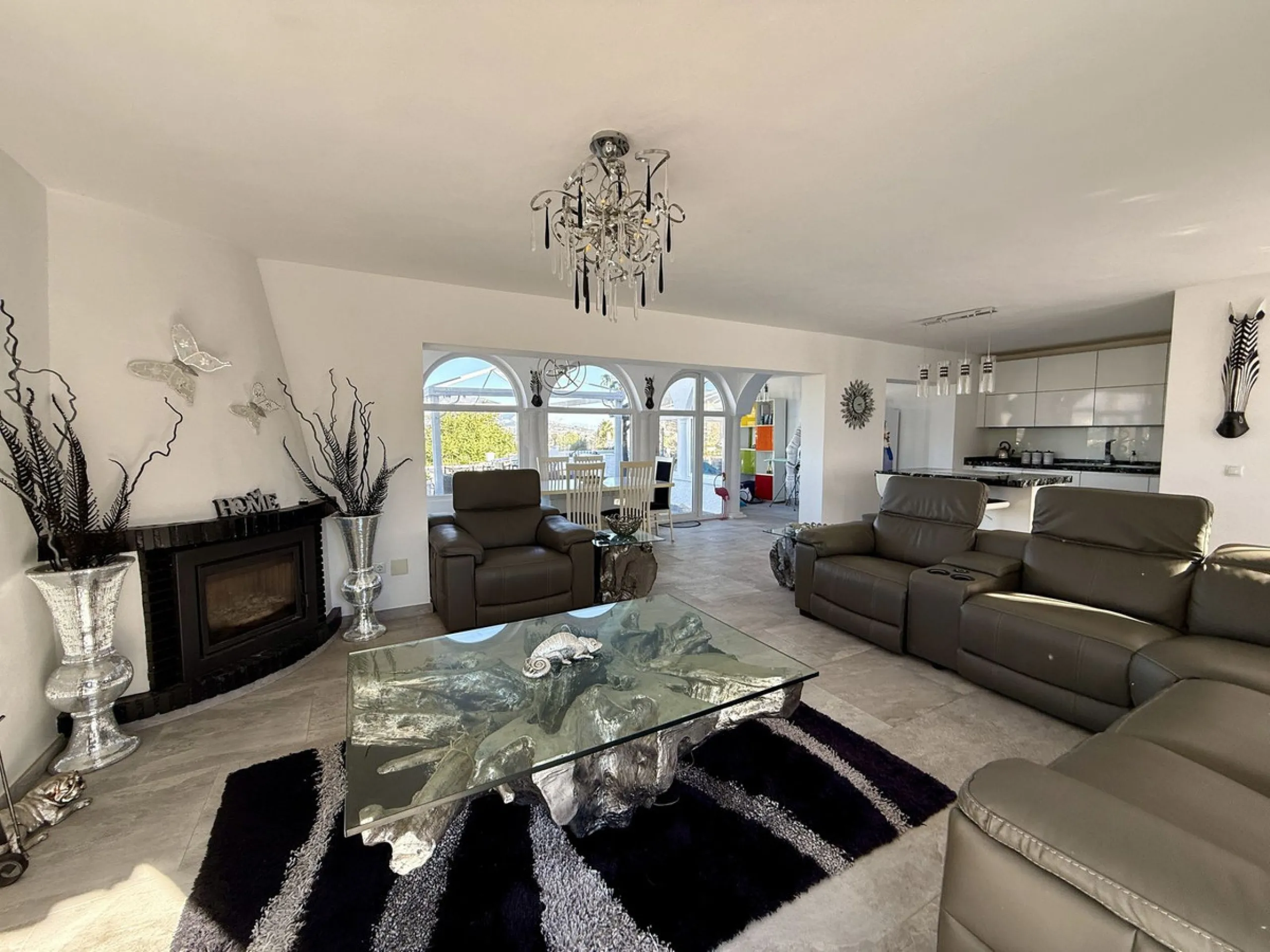 Absolutely Stunning Villa in Cerros de Aguila on a large 897sqm plot with stunning panoramic views of Mijas Pueblo and surrounding countryside. The house is surrounded by plenty of outside spaces for quality outside living.