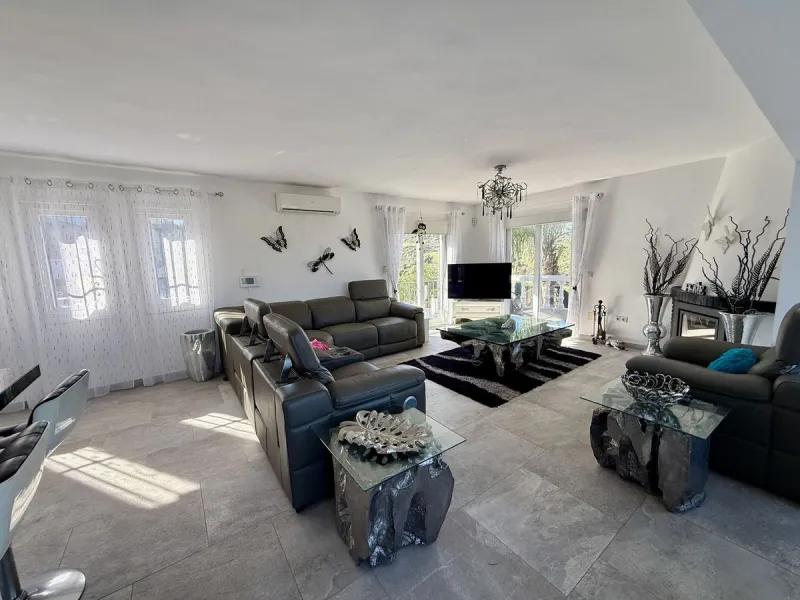 Absolutely Stunning Villa in Cerros de Aguila on a large 897sqm plot with stunning panoramic views of Mijas Pueblo and surrounding countryside. The house is surrounded by plenty of outside spaces for quality outside living.