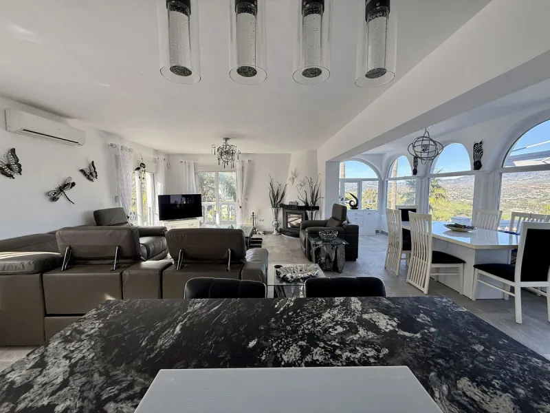 Absolutely Stunning Villa in Cerros de Aguila on a large 897sqm plot with stunning panoramic views of Mijas Pueblo and surrounding countryside. The house is surrounded by plenty of outside spaces for quality outside living.