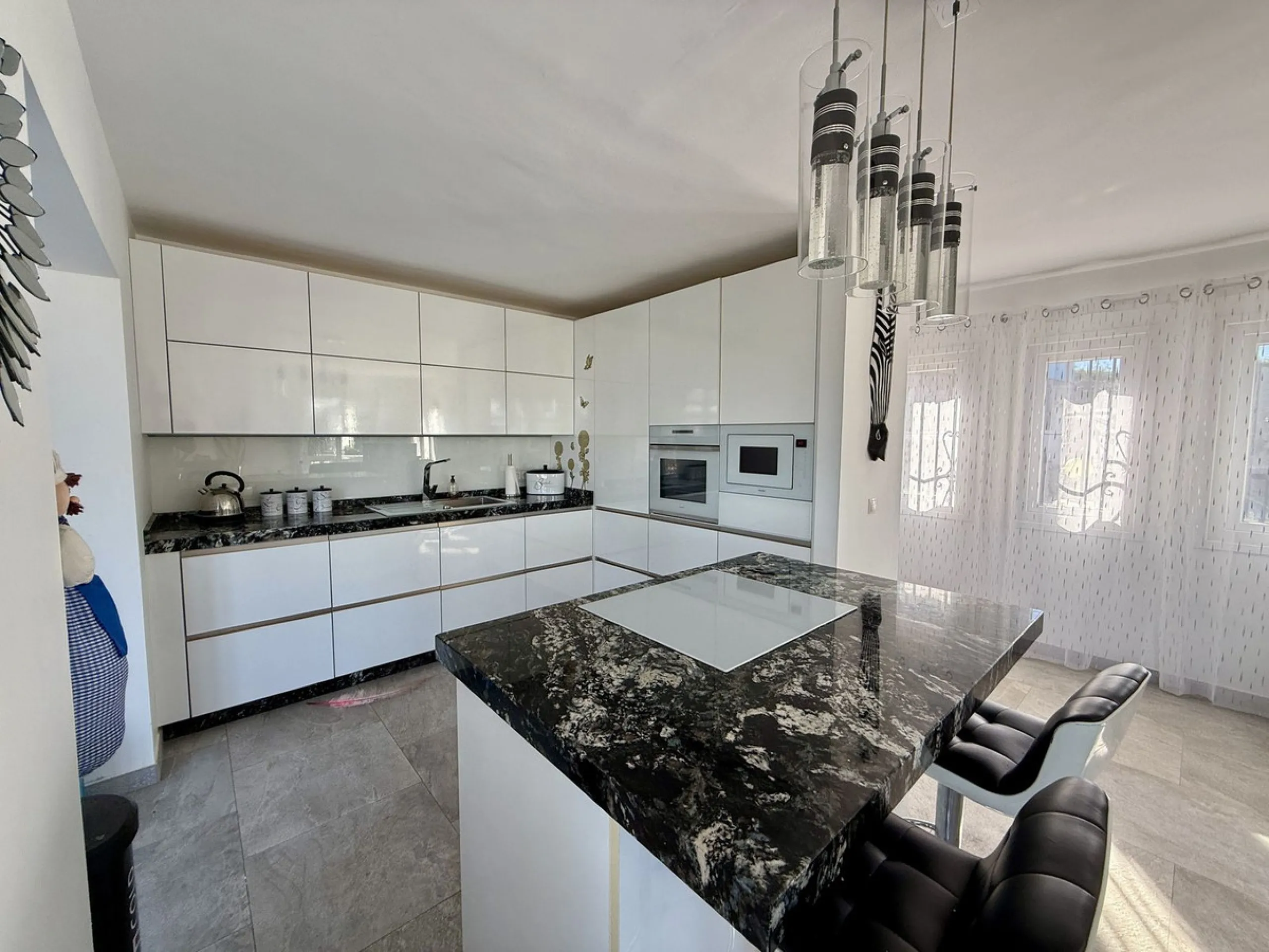 Absolutely Stunning Villa in Cerros de Aguila on a large 897sqm plot with stunning panoramic views of Mijas Pueblo and surrounding countryside. The house is surrounded by plenty of outside spaces for quality outside living.