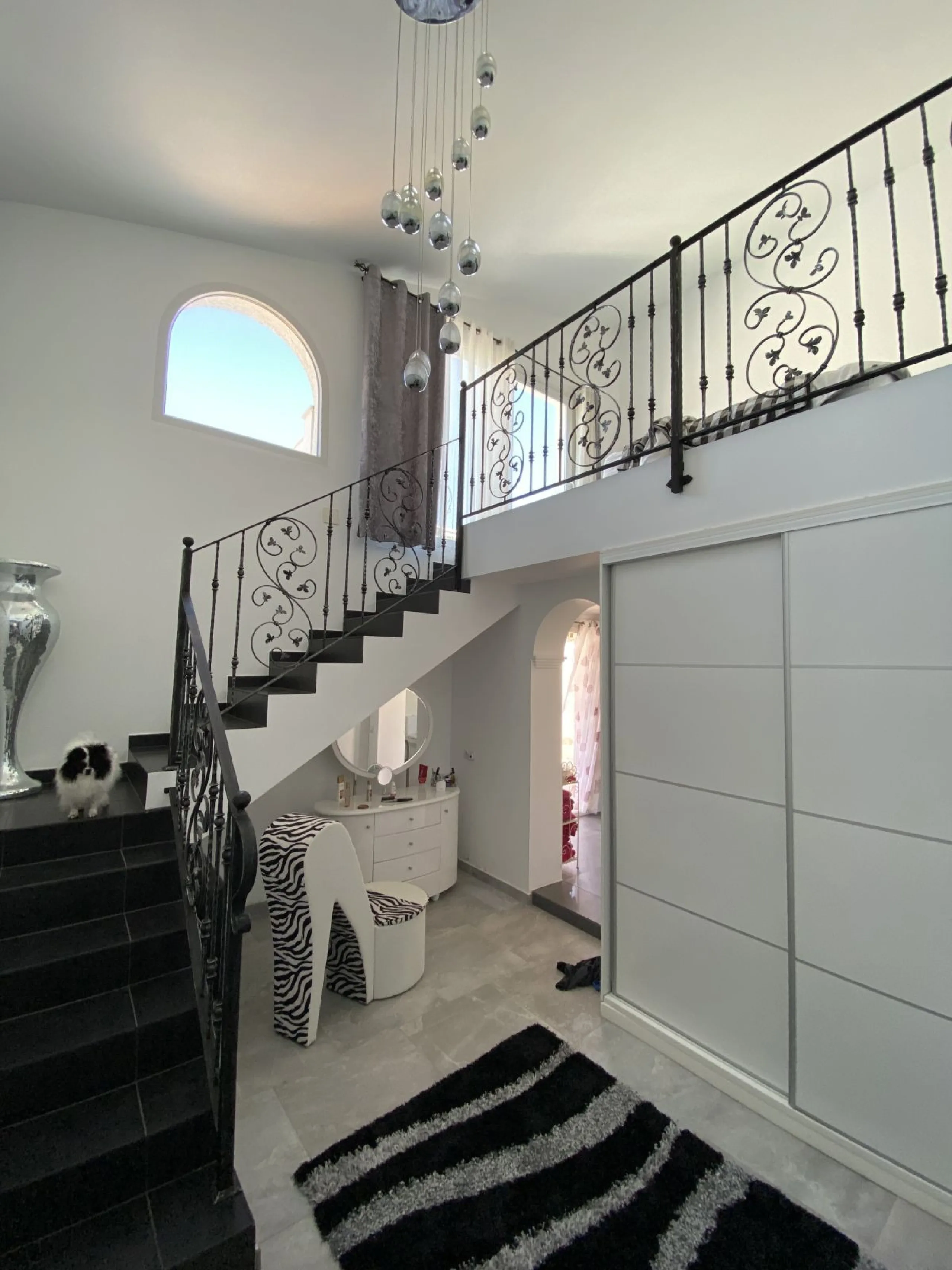 Absolutely Stunning Villa in Cerros de Aguila on a large 897sqm plot with stunning panoramic views of Mijas Pueblo and surrounding countryside. The house is surrounded by plenty of outside spaces for quality outside living.