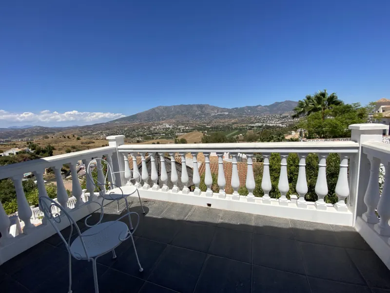 Absolutely Stunning Villa in Cerros de Aguila on a large 897sqm plot with stunning panoramic views of Mijas Pueblo and surrounding countryside. The house is surrounded by plenty of outside spaces for quality outside living.