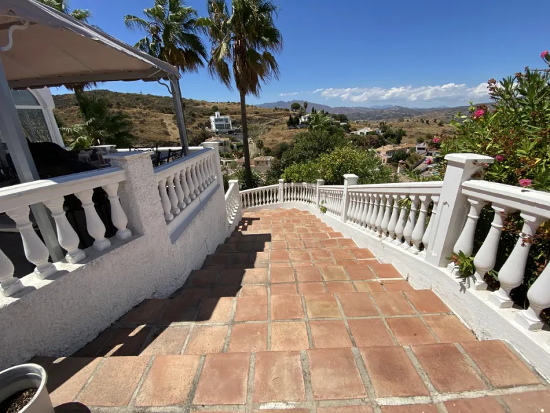 Absolutely Stunning Villa in Cerros de Aguila on a large 897sqm plot with stunning panoramic views of Mijas Pueblo and surrounding countryside. The house is surrounded by plenty of outside spaces for quality outside living.