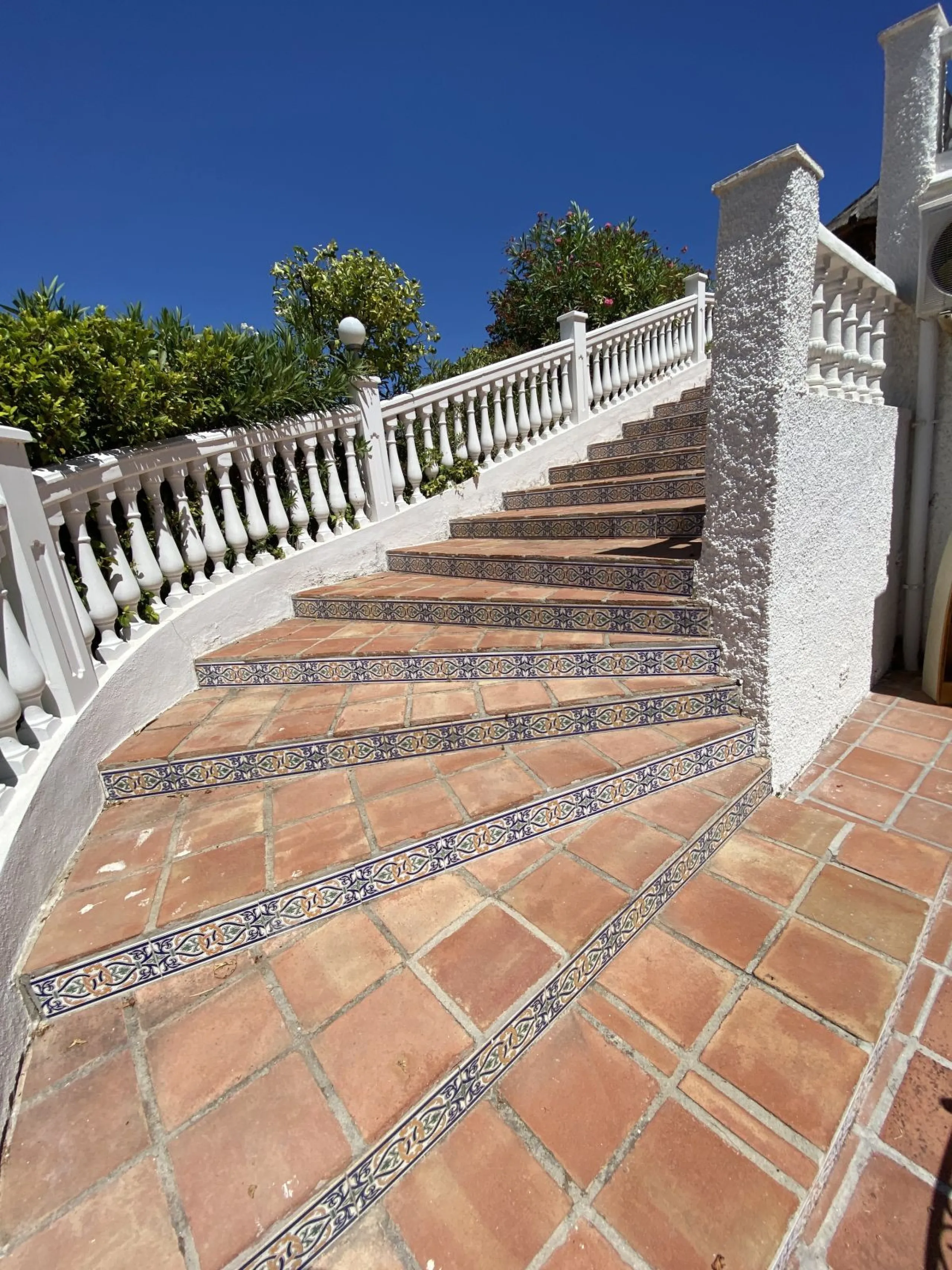 Absolutely Stunning Villa in Cerros de Aguila on a large 897sqm plot with stunning panoramic views of Mijas Pueblo and surrounding countryside. The house is surrounded by plenty of outside spaces for quality outside living.