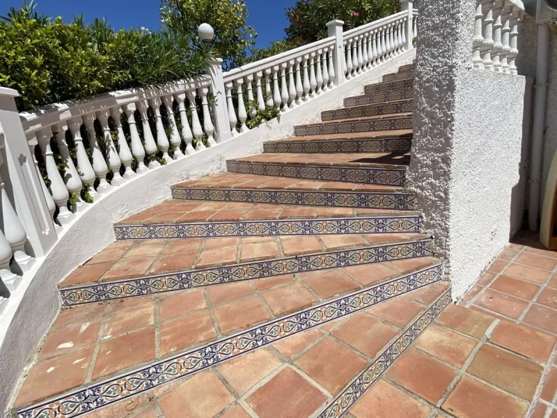 Absolutely Stunning Villa in Cerros de Aguila on a large 897sqm plot with stunning panoramic views of Mijas Pueblo and surrounding countryside. The house is surrounded by plenty of outside spaces for quality outside living.