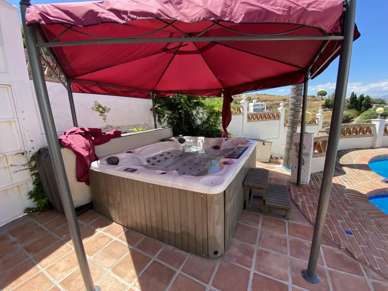 Absolutely Stunning Villa in Cerros de Aguila on a large 897sqm plot with stunning panoramic views of Mijas Pueblo and surrounding countryside. The house is surrounded by plenty of outside spaces for quality outside living.