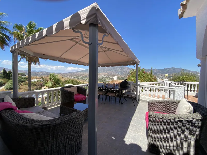 Absolutely Stunning Villa in Cerros de Aguila on a large 897sqm plot with stunning panoramic views of Mijas Pueblo and surrounding countryside. The house is surrounded by plenty of outside spaces for quality outside living.