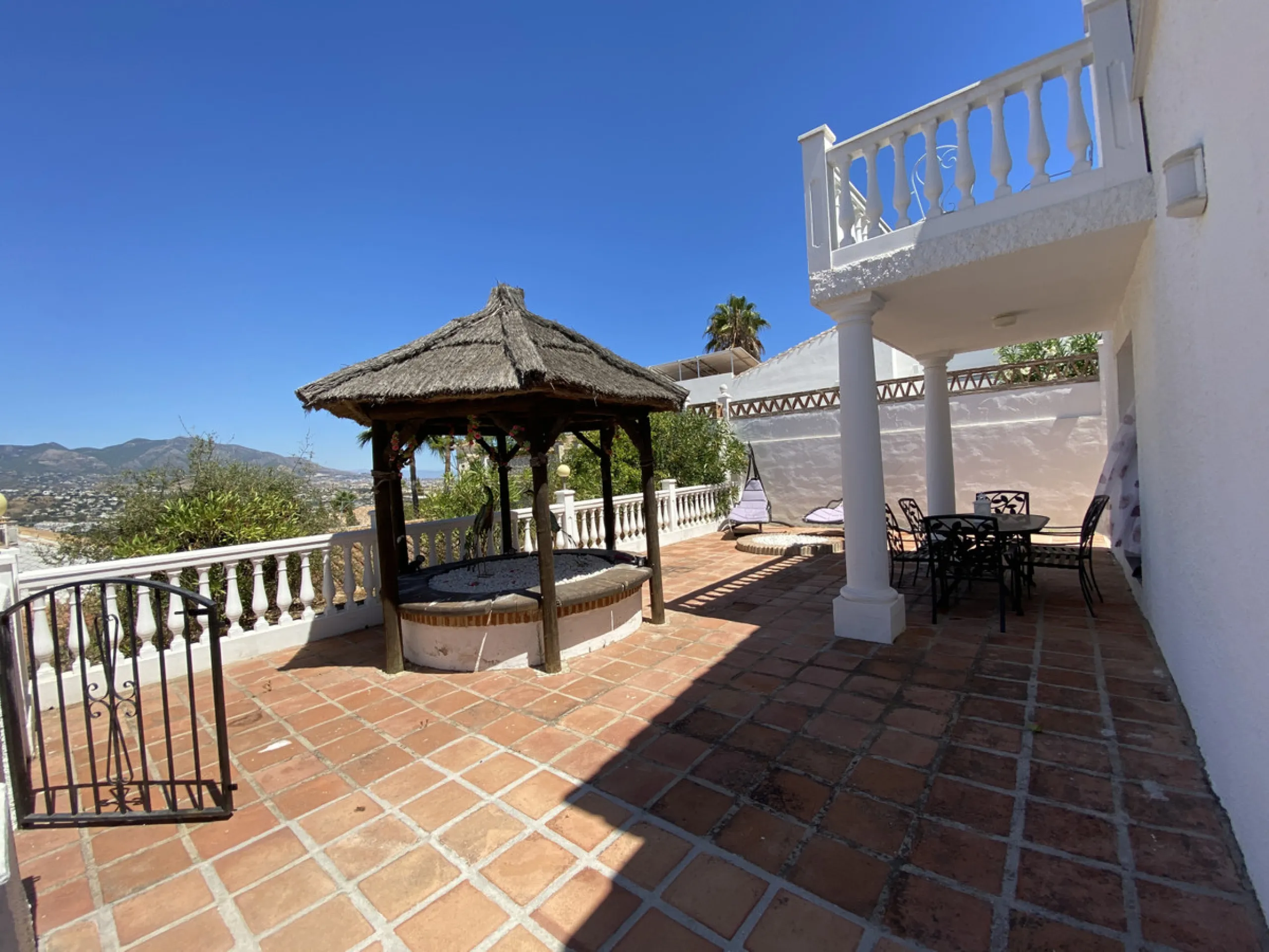 Absolutely Stunning Villa in Cerros de Aguila on a large 897sqm plot with stunning panoramic views of Mijas Pueblo and surrounding countryside. The house is surrounded by plenty of outside spaces for quality outside living.