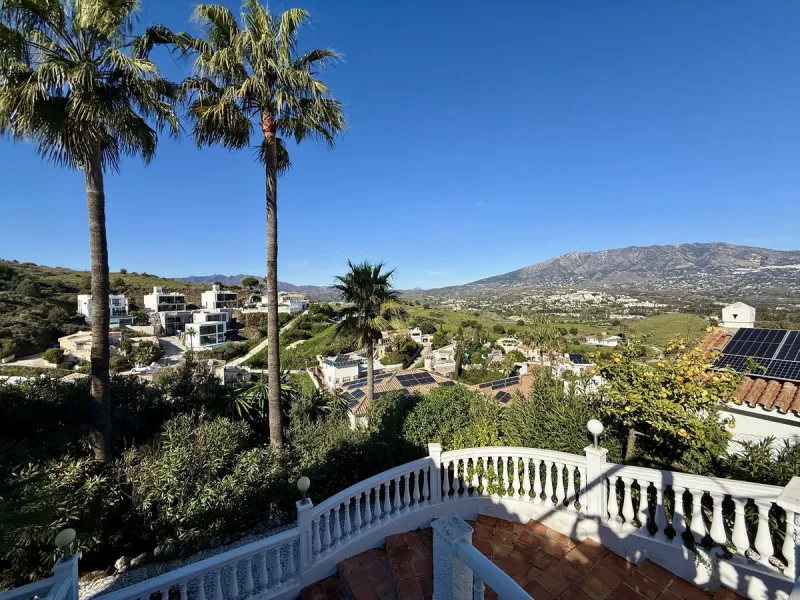 Absolutely Stunning Villa in Cerros de Aguila on a large 897sqm plot with stunning panoramic views of Mijas Pueblo and surrounding countryside. The house is surrounded by plenty of outside spaces for quality outside living.