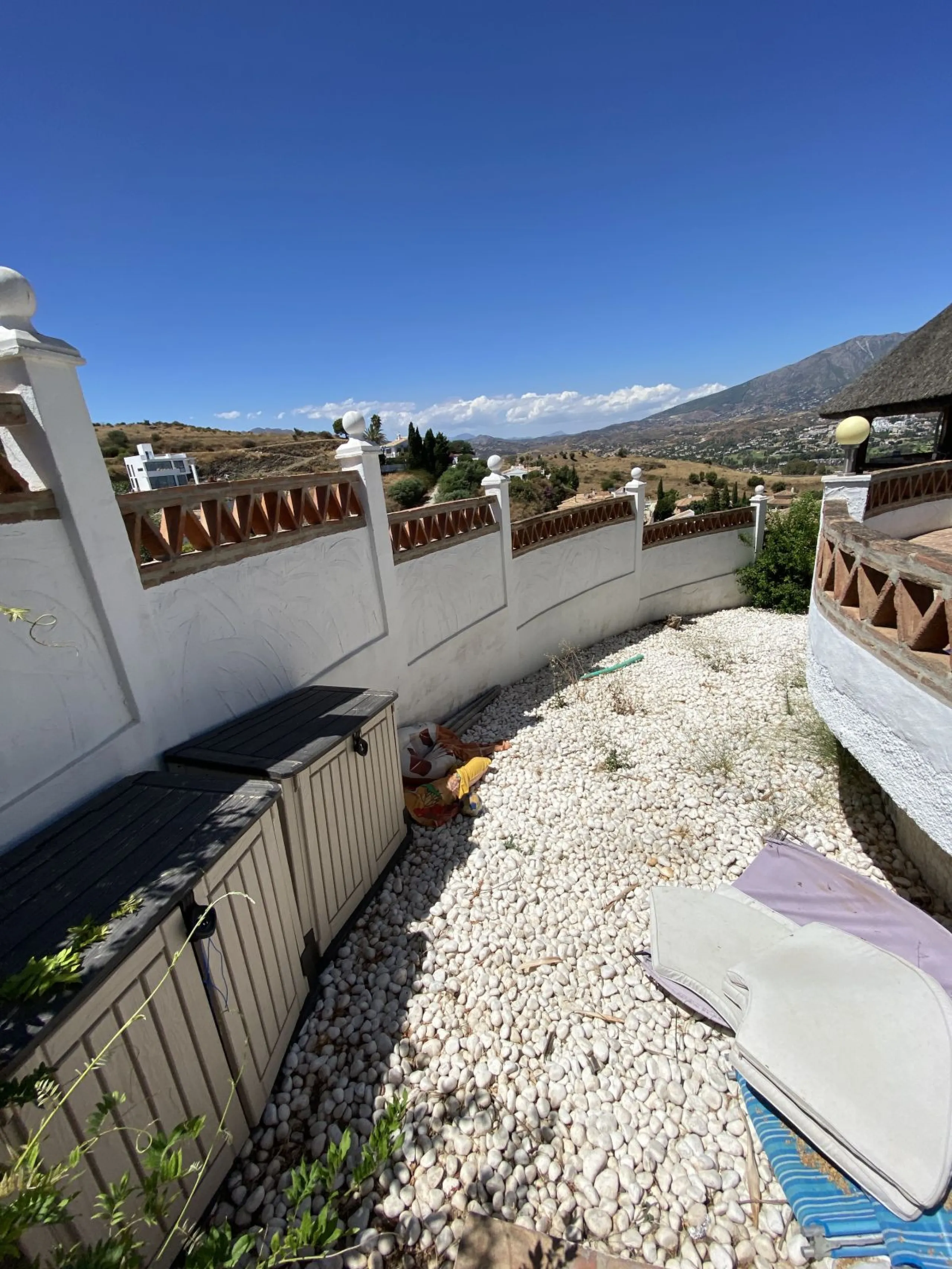 Absolutely Stunning Villa in Cerros de Aguila on a large 897sqm plot with stunning panoramic views of Mijas Pueblo and surrounding countryside. The house is surrounded by plenty of outside spaces for quality outside living.