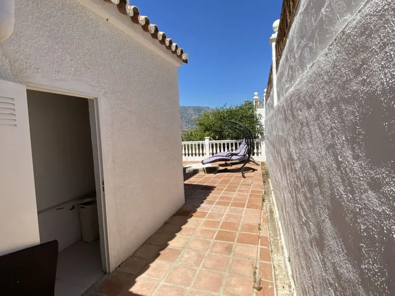 Absolutely Stunning Villa in Cerros de Aguila on a large 897sqm plot with stunning panoramic views of Mijas Pueblo and surrounding countryside. The house is surrounded by plenty of outside spaces for quality outside living.